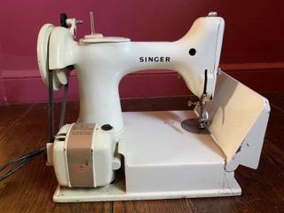 SINGER FEATHERWEIGHT 221K WHITE SEWING MACHINE (1 of 9)