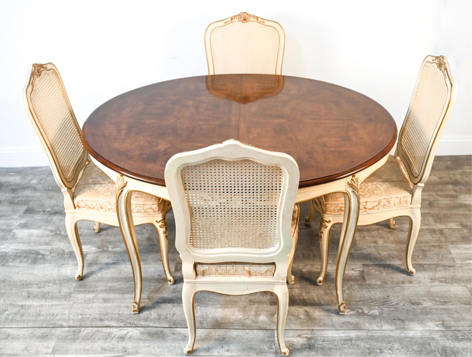 HENREDON FRENCH PROVINCIAL TABLE & (4) CHAIRS: Vintage Hendredon expandable dining table and (4) side chairs in the French Provincial style, painted cream and gold with parquetry checkerboard tabletop; the chairs with woven damask cushions and lac
