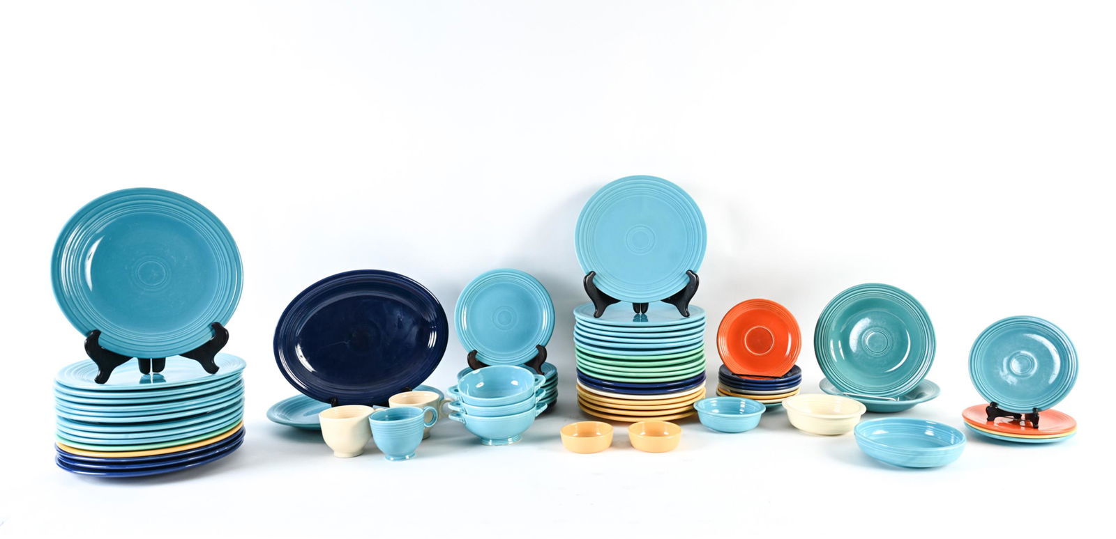 GROUPING OF VINTAGE FIESTAWARE (1 of 12)