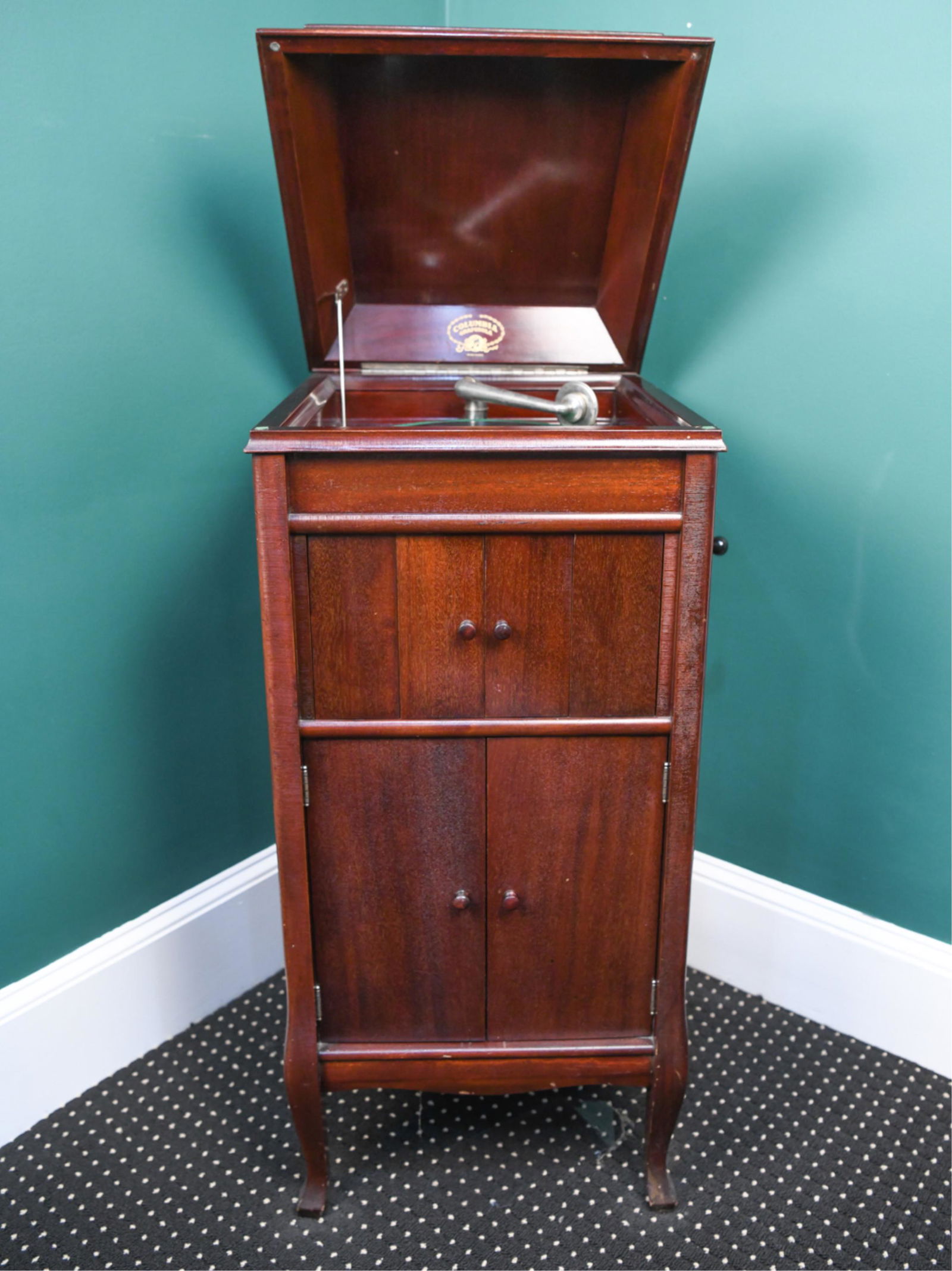 COLUMBIA GRAFOLA PHONOGRAPH PLAYER (1 of 19)