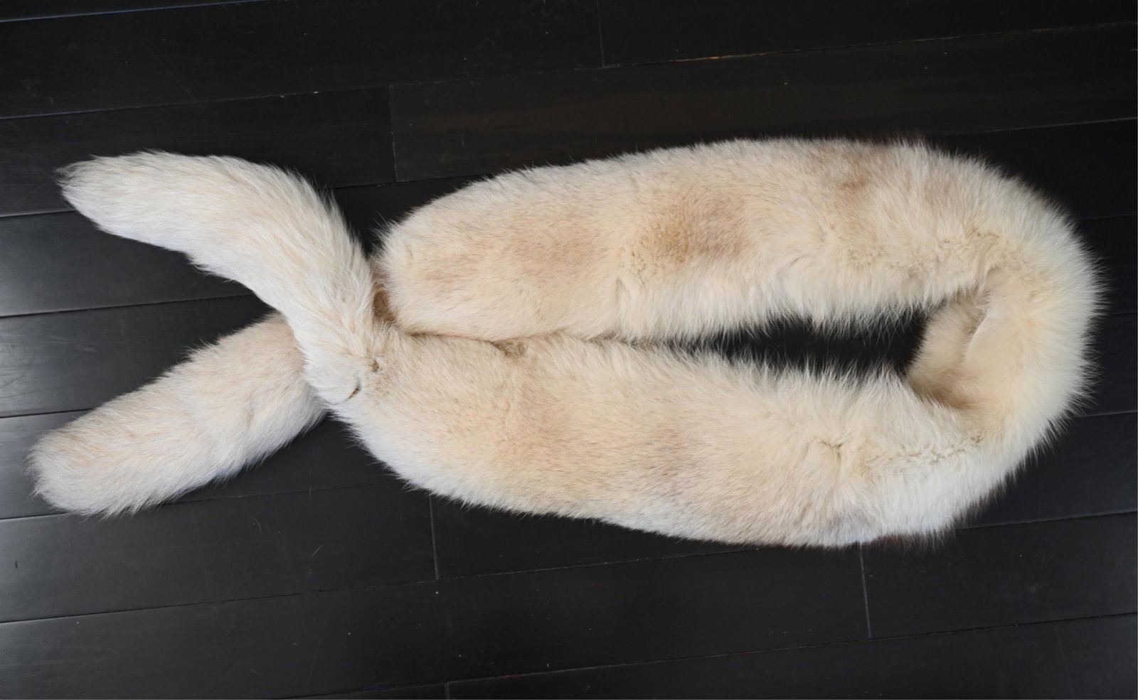 VINTAGE WHITE MINK FUR BOA: Dimensions: L 86" x W 7" Condition: In excellent vintage condition, showing few signs of wear.