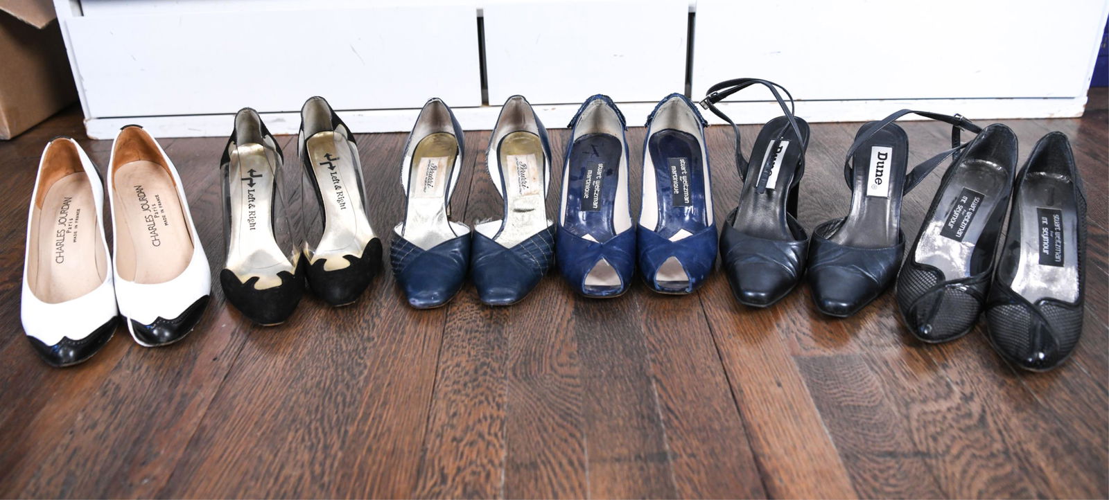 (6) PAIRS VINTAGE PUMPS INCL. STUART WEITZMAN, 8.5: (6) Pairs of vintage designer pumps, all size 8.5 or 9, including Stuart Weitzman and Charles Jourdan. Condition: Wear consistent with age and use.
