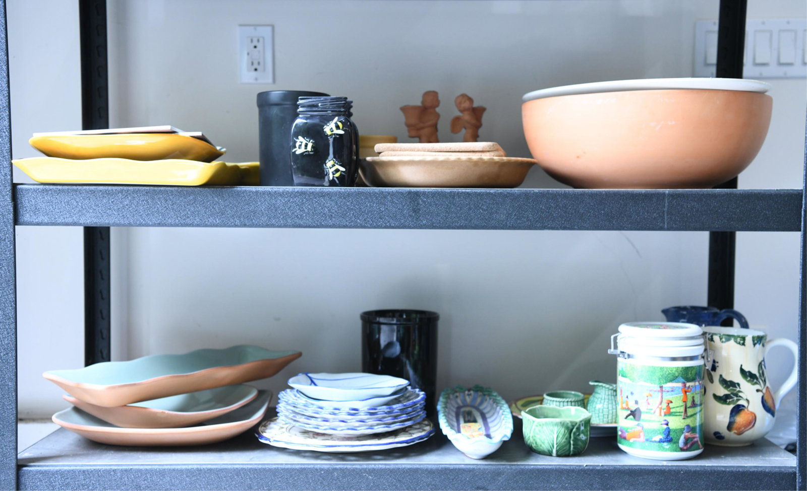 GROUPING OF PORCELAIN, POTTERY, ETC. (1 of 17)