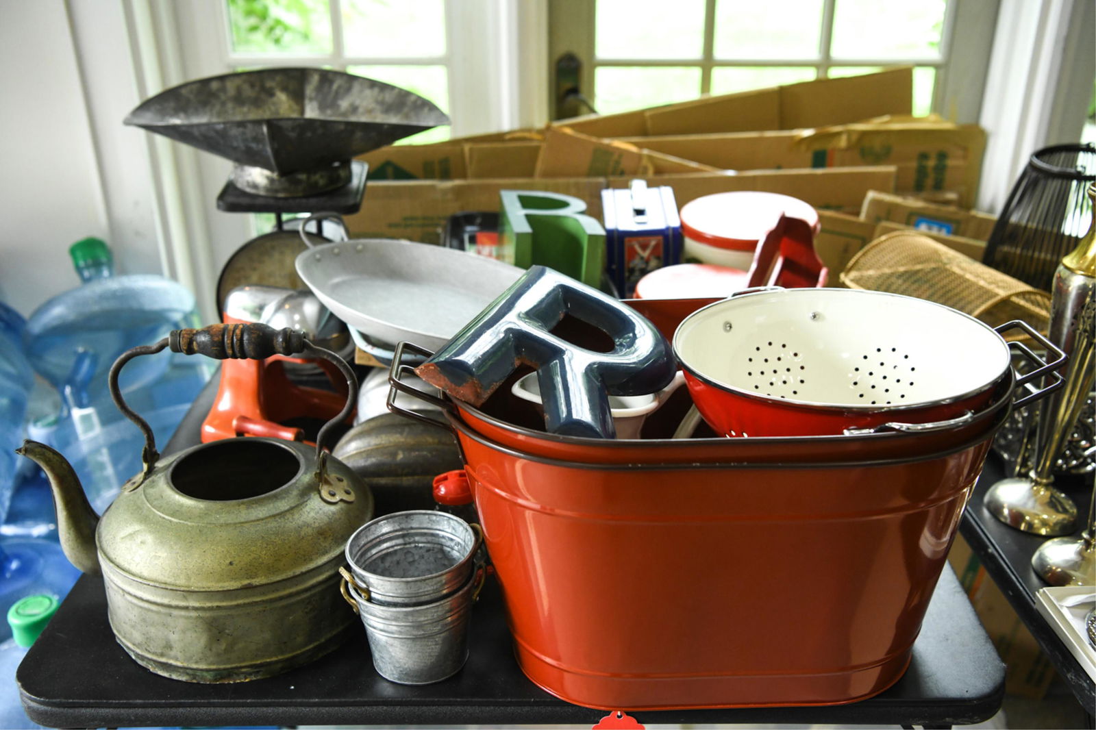 GROUPING OF VINTAGE & ANTIQUE ENAMELWARE & DECOR (1 of 9)