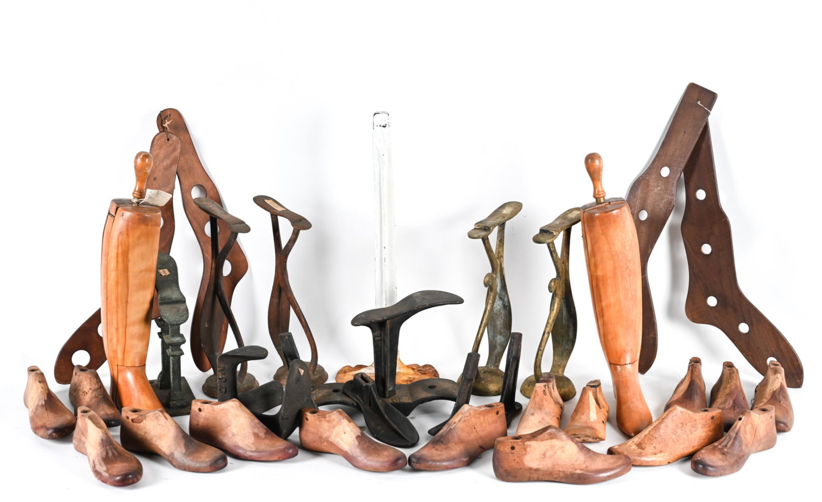 GROUPING OF ANTIQUE COBBLING & DARNING SUPPLIES (1 of 14)