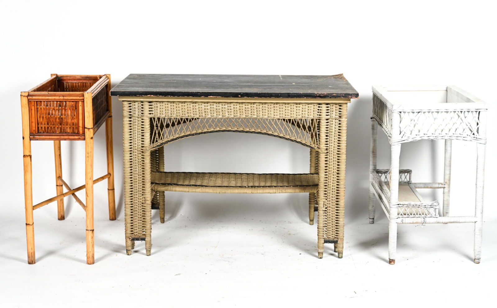 VINTAGE WICKER GARDENING TABLE & (2) PLANTERS (1 of 9)