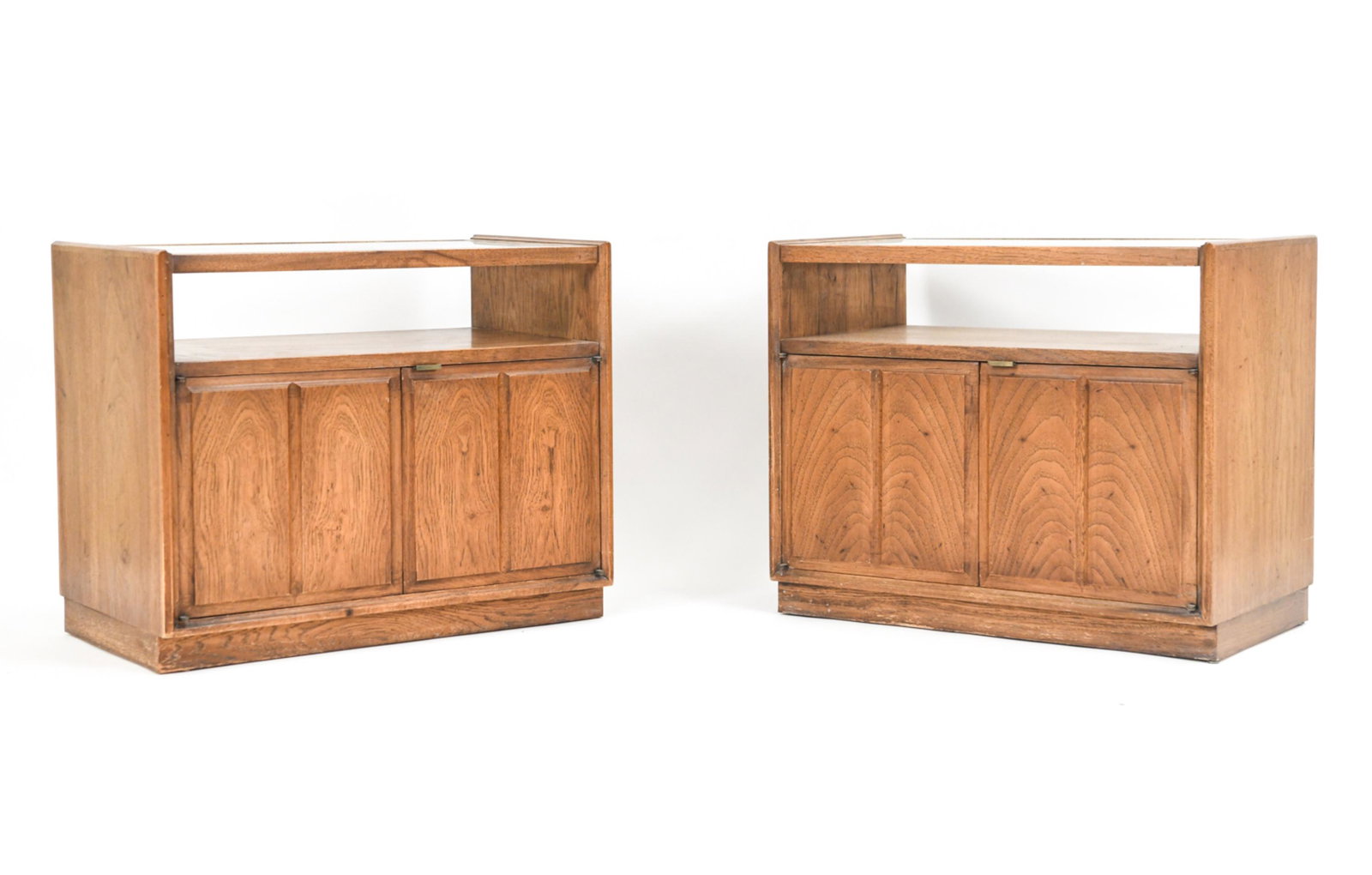 PAIR OF JACK CARTWRIGHT FOR FOUNDERS NIGHTSTANDS (1 of 10)