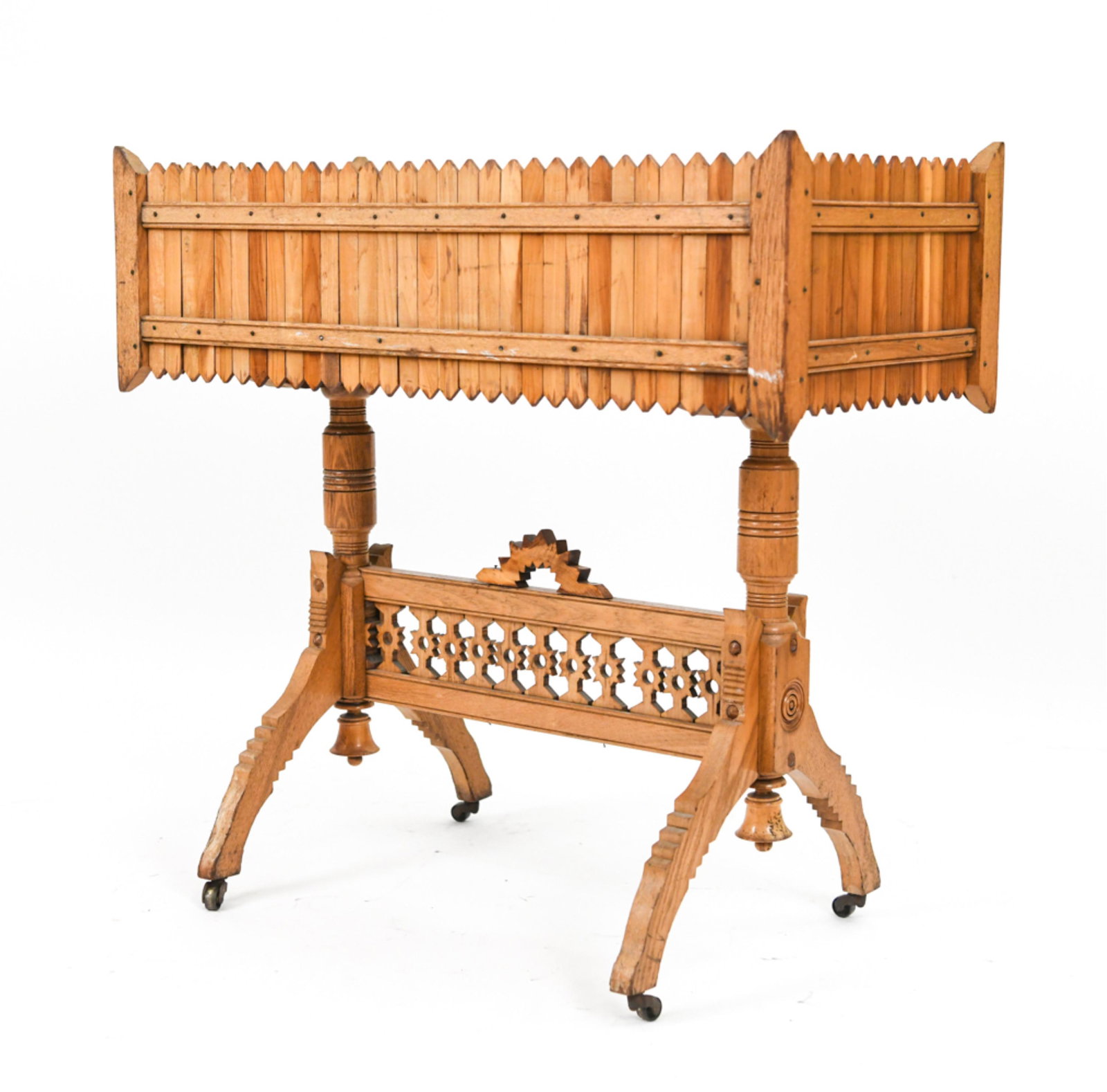 VICTORIAN PICKET FENCE DESIGN PLANTER STAND (1 of 18)