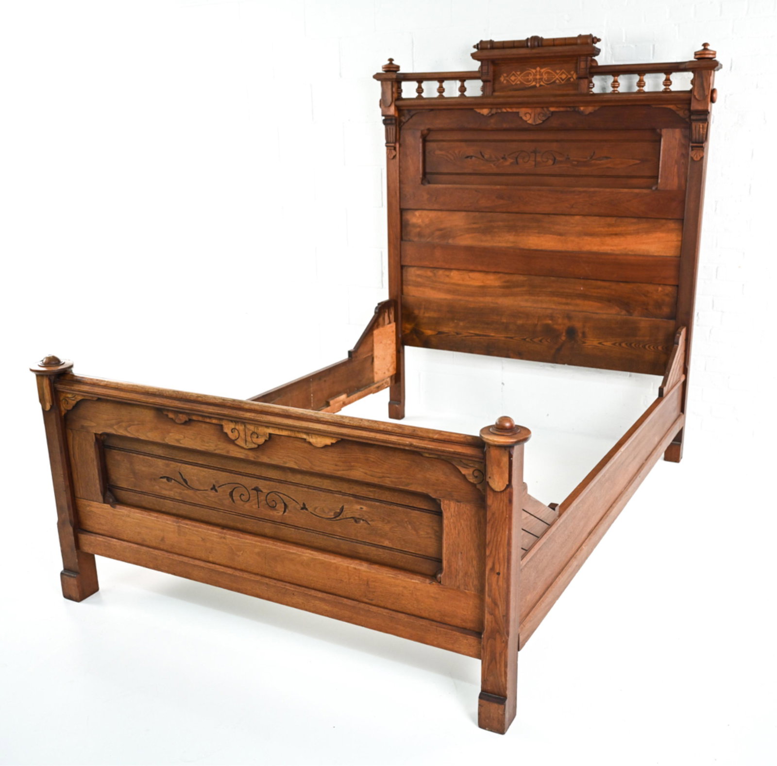 VICTORIAN EASTLAKE WALNUT FULL BED FRAME (1 of 16)