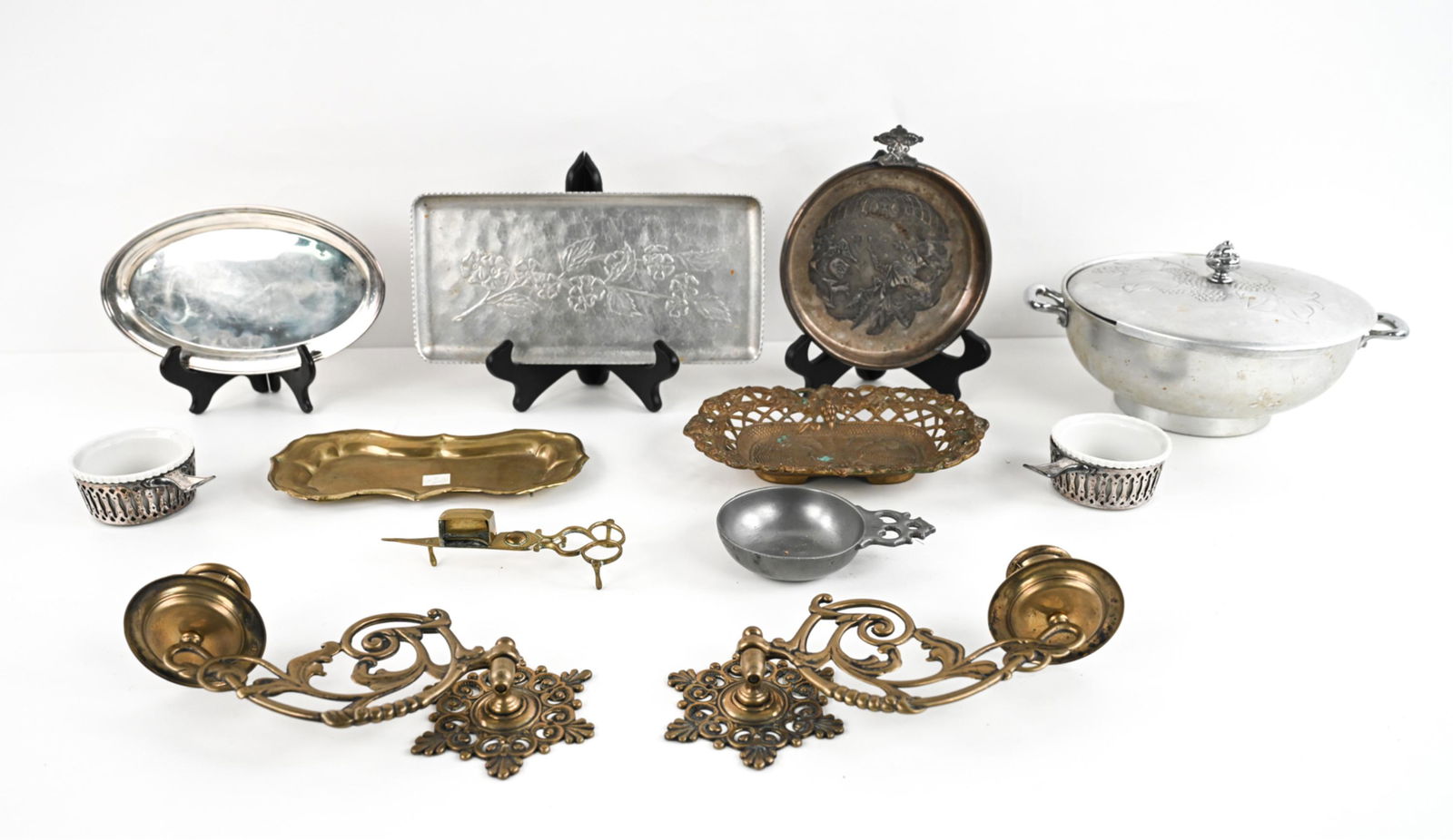 GROUPING OF VINTAGE & ANTIQUE DECORATIVE METAL (1 of 12)