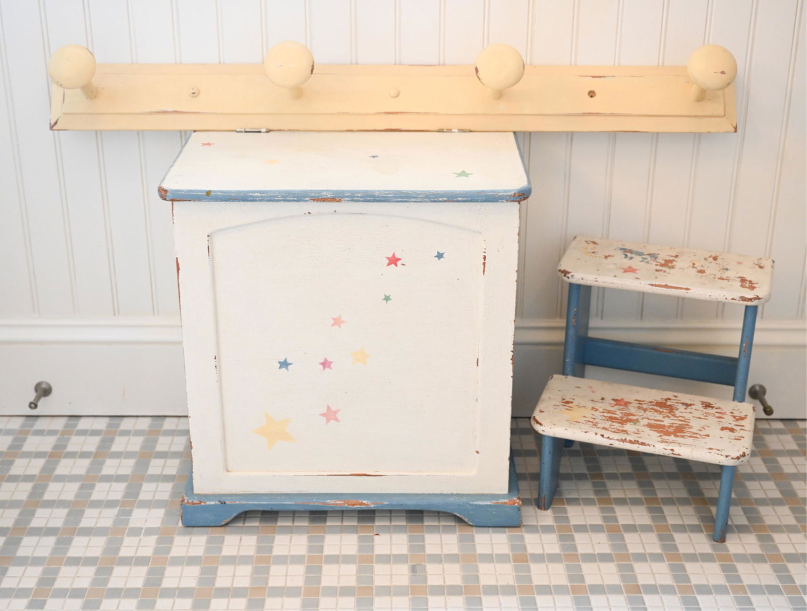 FOLK PAINTED CHILD'S BATHROOM FURNITURE SUITE (1 of 9)