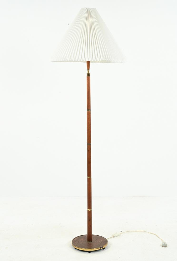 MID-CENTURY JO HAMMERBORG ROSEWOOD FLOOR LAMP: Adjustable-height floor lamp in rosewood and brass with acrylic plisse shade, designed by Jo Hammerborg. With European plug. Dimensions: (Without shade, to harp) H (lowest) 61.5" x Dia. 10" Condition: