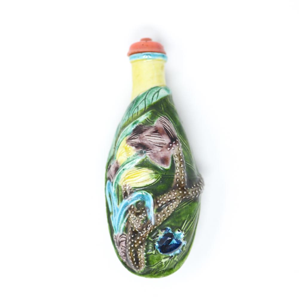 CHINESE PORCELAIN SNUFF BOTTLE (1 of 8)