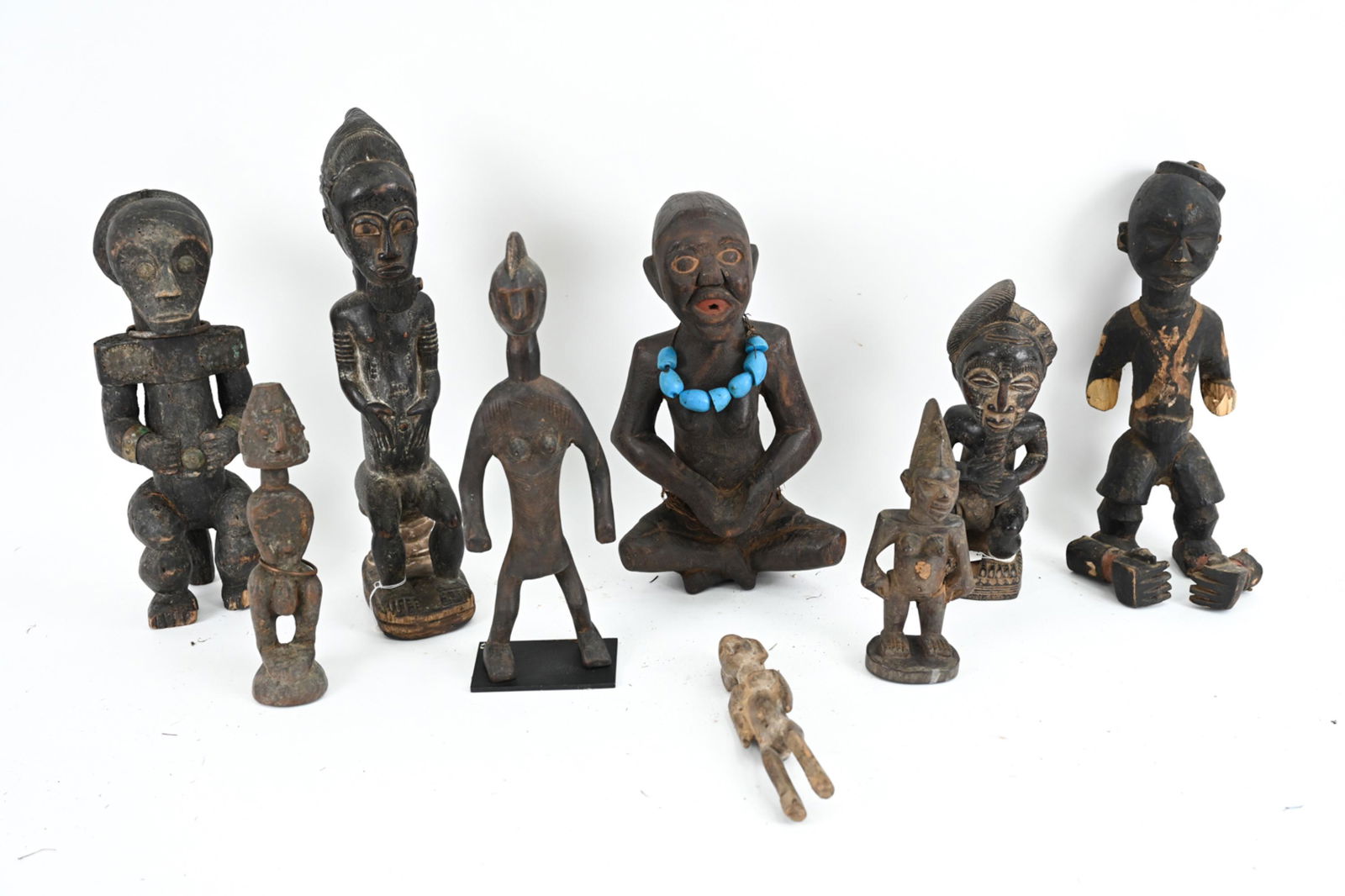 GROUPING OF VINTAGE AFRICAN CARVED FIGURES (1 of 13)