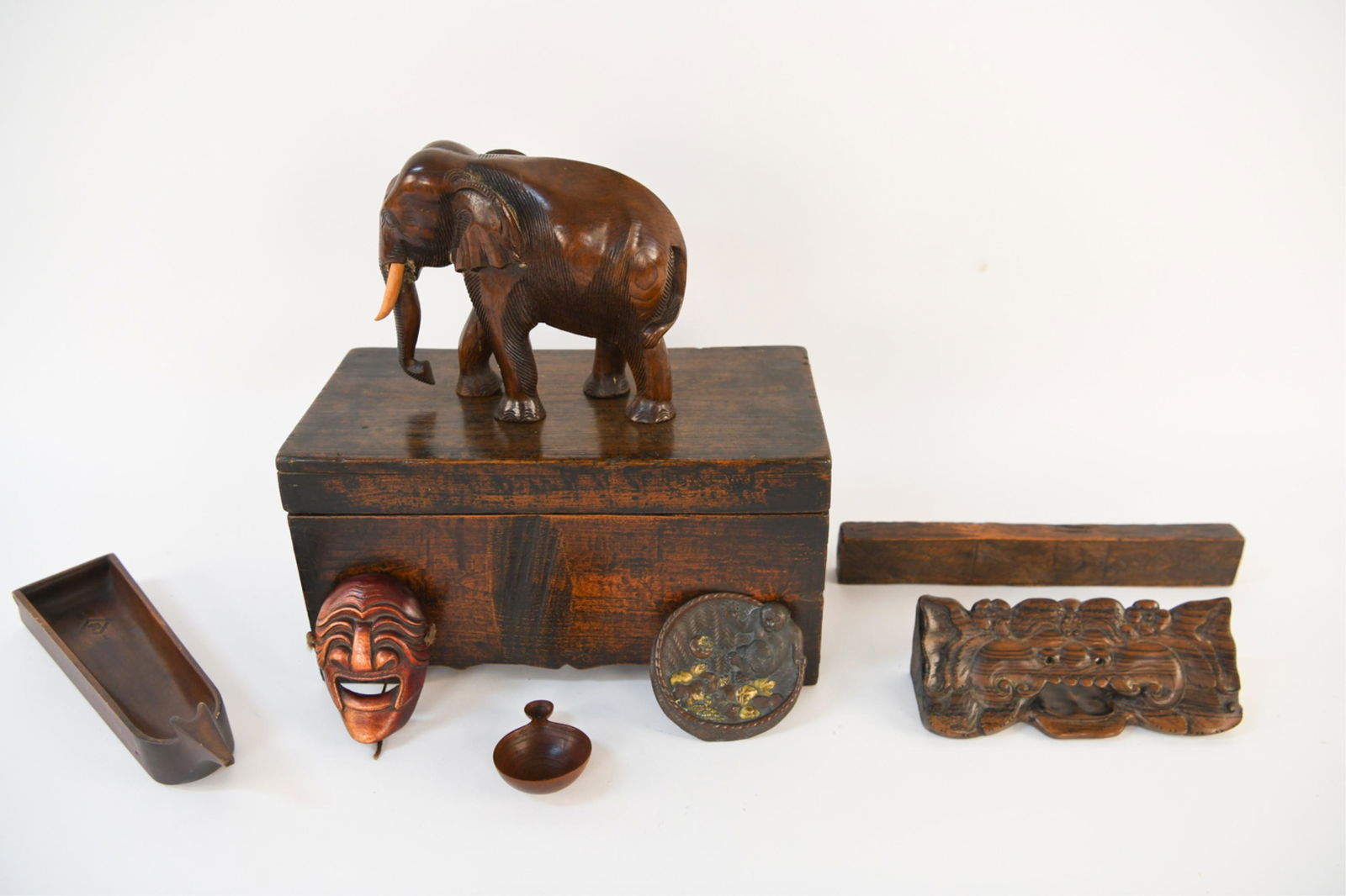 VINTAGE & ANTIQUE EAST ASIAN DECORATIVE GROUPING (1 of 15)