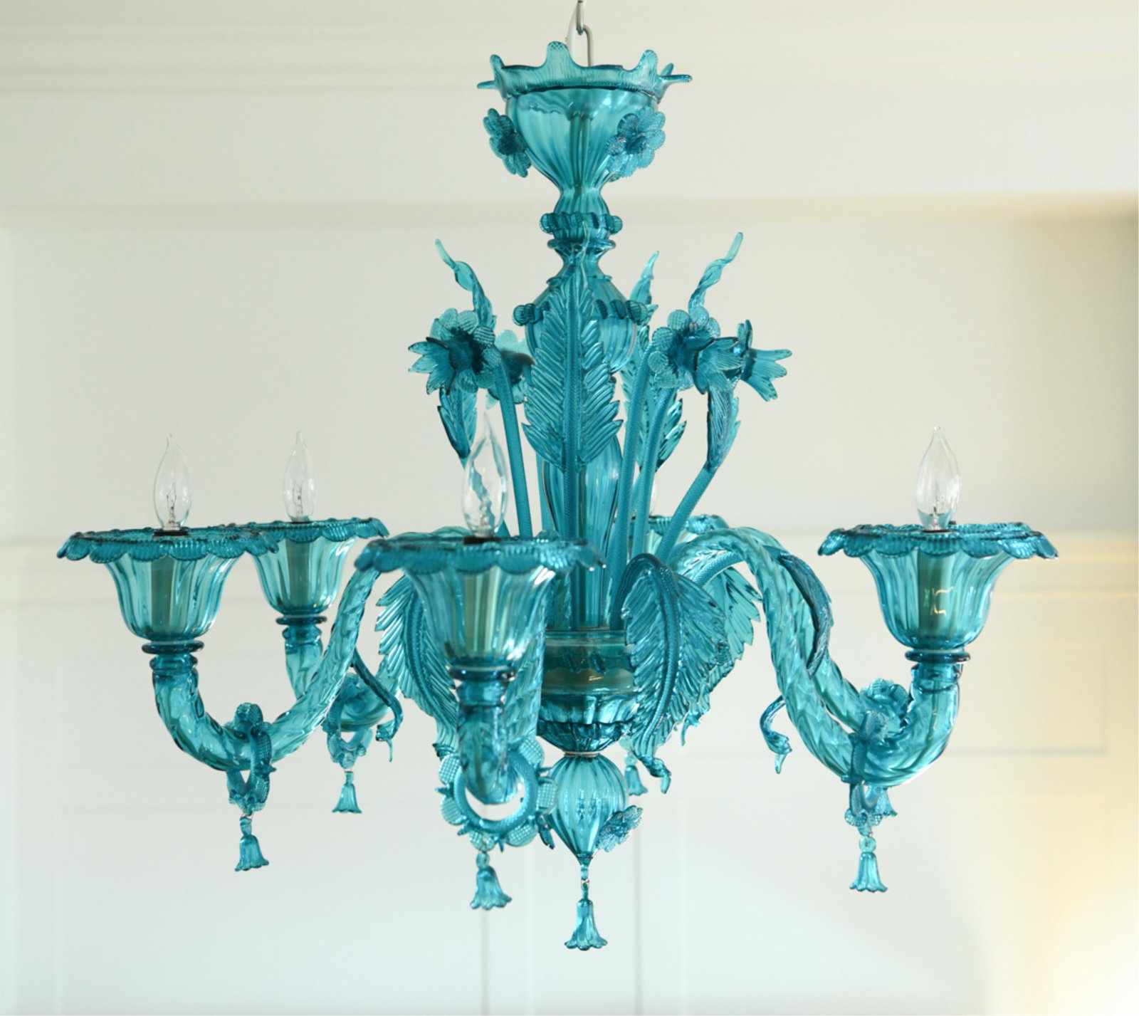 LA MURRINA VENETIAN GLASS 6-ARM CHANDELIER: Signed La Murrina to glass. Dimensions: H 29" x Dia. 35" Condition: No issues to note.