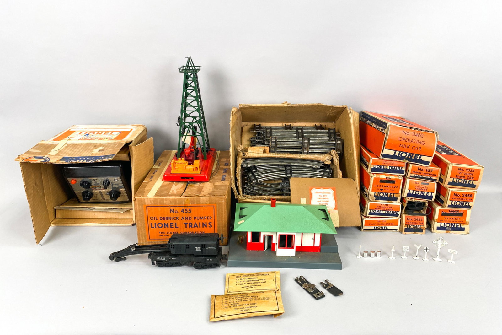 GROUPING OF LIONEL TRAIN SET (1 of 11)