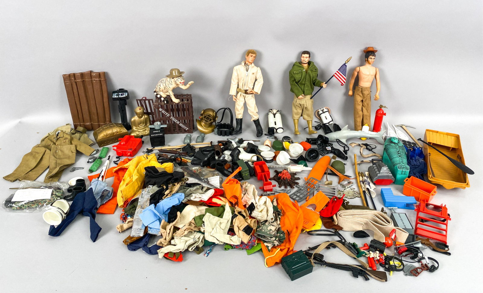 GROUPING OF GI JOE ACTION FIGURES AND ACCESSORIES (1 of 14)