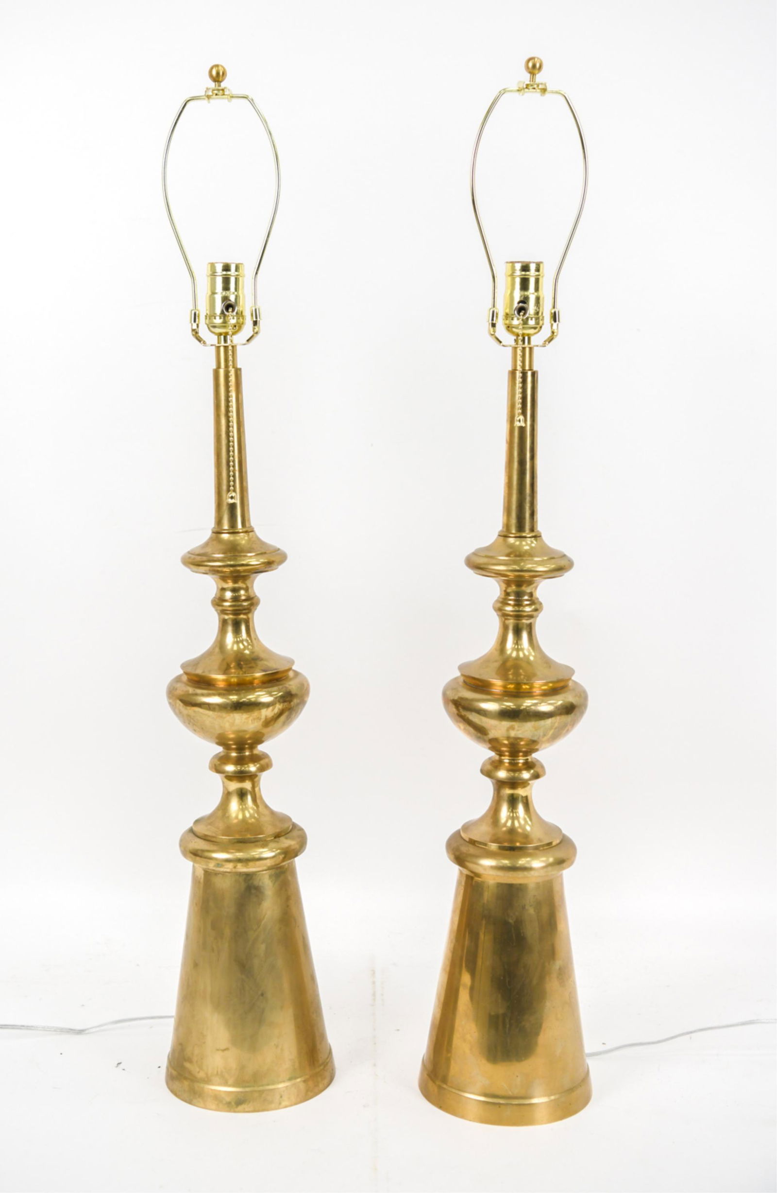 PAIR OF MID-CENTURY BRASS TABLE LAMPS (1 of 10)