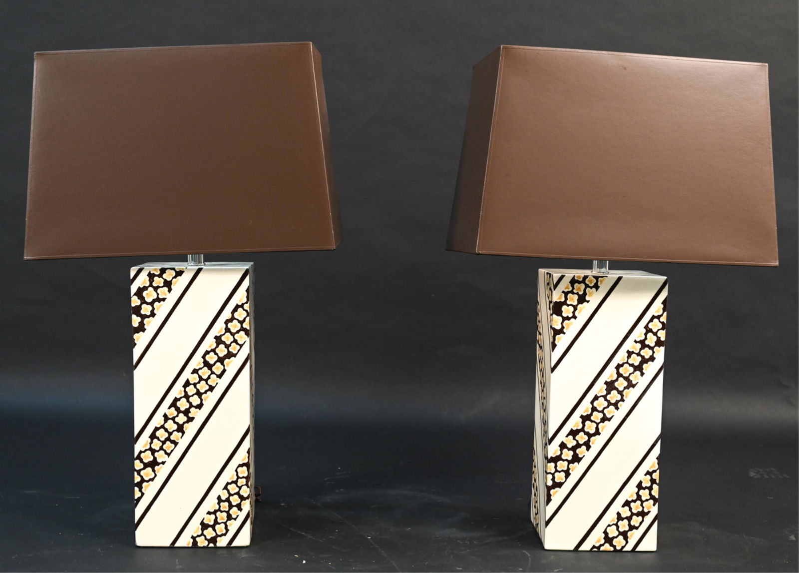 PAIR MID-CENTURY CERAMIC TABLE LAMPS (1 of 9)