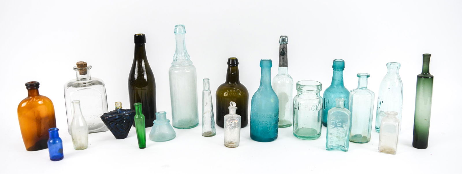 GROUPING VINTAGE & ANTIQUE COLOR GLASS BOTTLES (1 of 15)