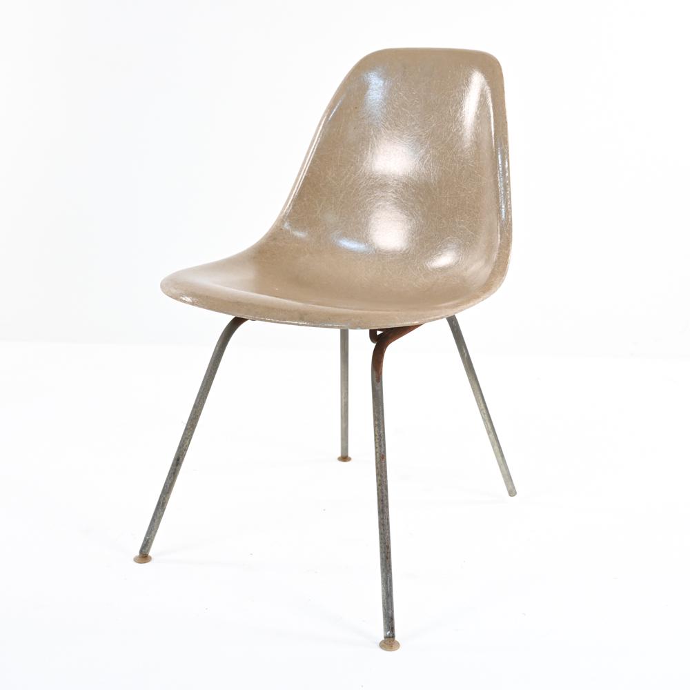 CAST FIBERGLASS MID-CENTURY CHAIR, ATTR. EAMES: Mid-Century cast fiberglass side chair attributed to Eames for Knoll. Dimensions: H 31" x W 18" x D 23" x SH 18" Condition: Legs show significant wear with heavy rusting. Missing one plastic leg end. 