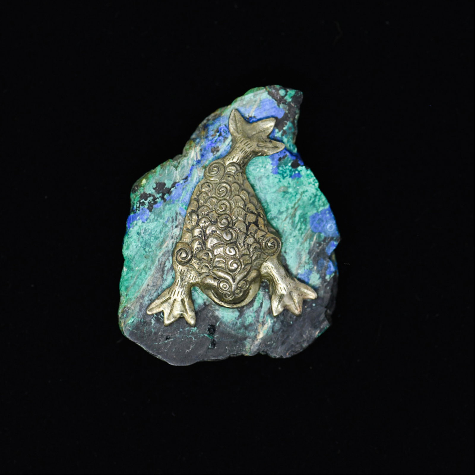STEPHEN DWECK BROOCH: A mythical animal affixed to a turquoise matrix slab. Dimensions: H 2" x W 2.25" Condition: No issues to note.