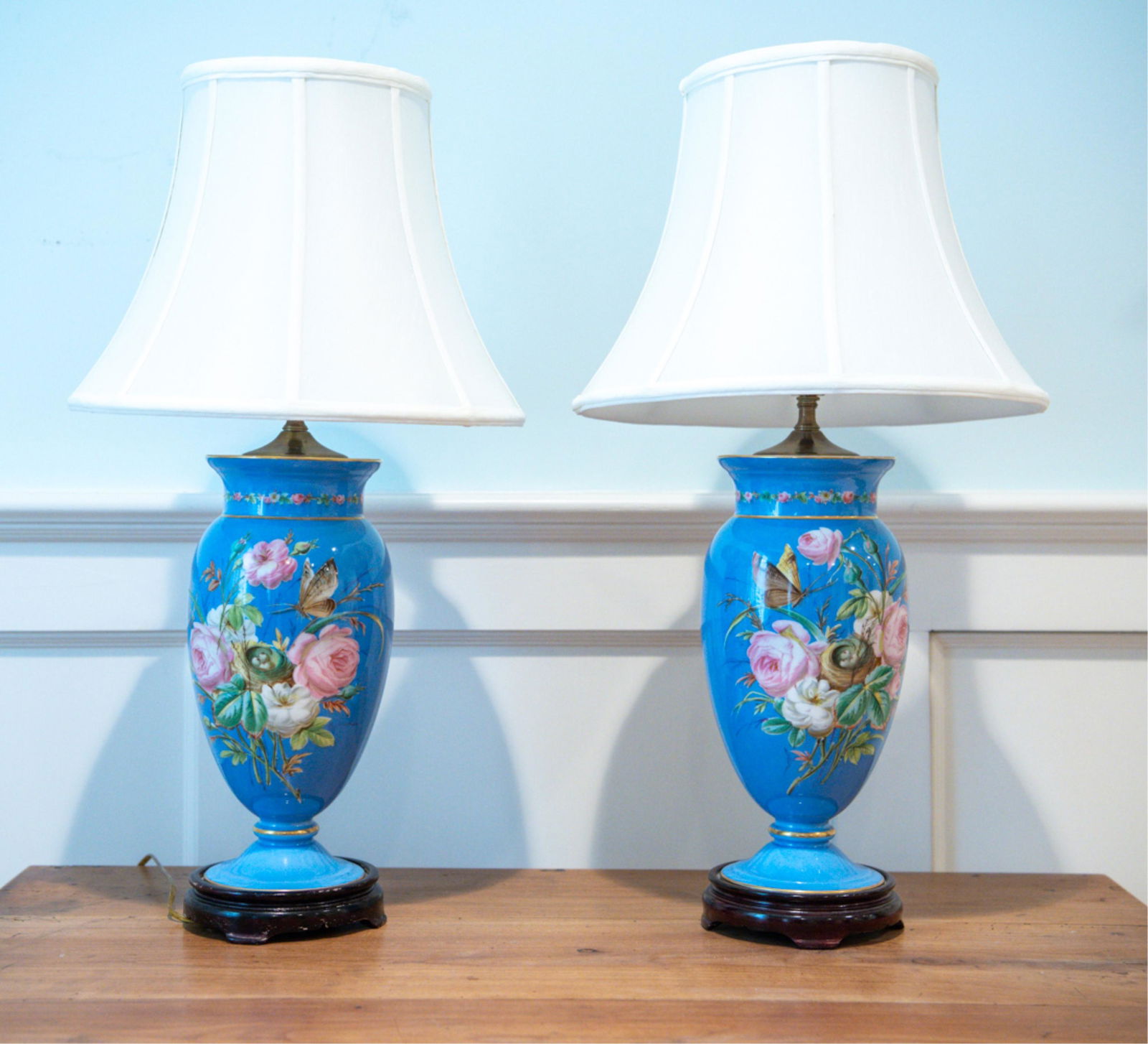 PAIR PAINTED PORCELAIN BRISTOL GLASS TABLE LAMPS (1 of 9)