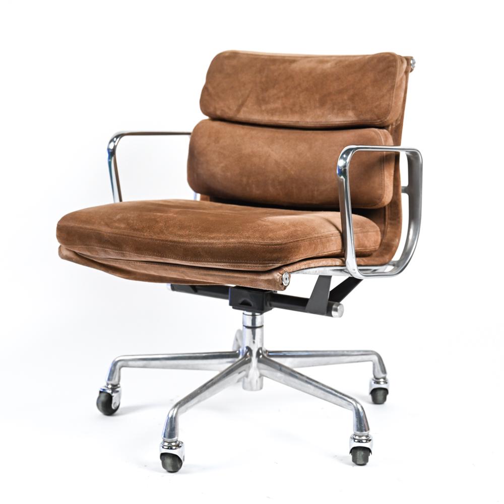 CHARLES EAMES SUEDE ALUMINUM GROUP ARMCHAIR: Charles Eames suede aluminum group armchair Dimensions: H 32" x W 25" X D 29", SH: 19.25" Condition: Suede has minor soiling and is matted in the seat and backrest areas from age and use. Bottom of se