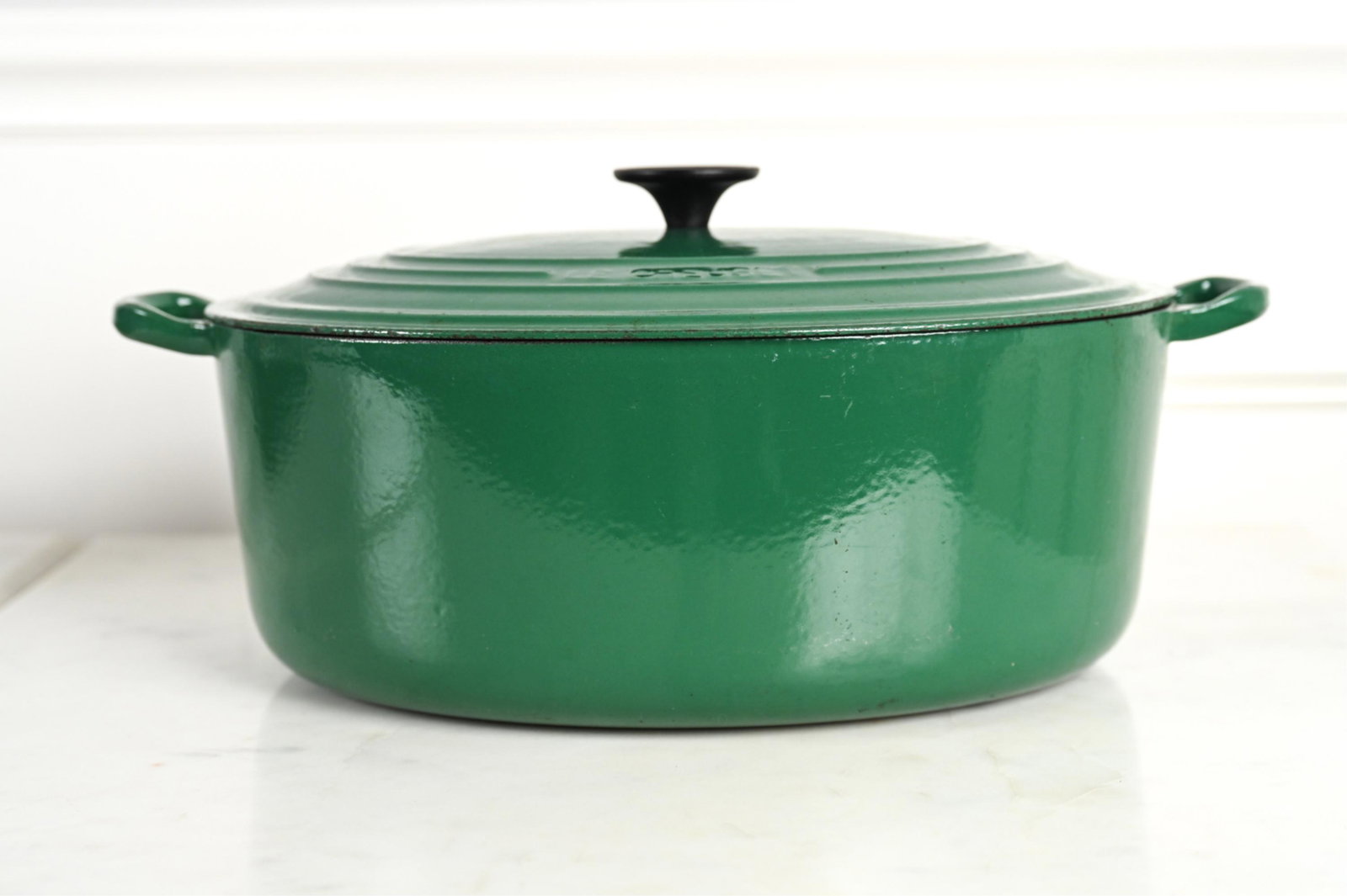 LE CREUSET GREEN DUTCH OVEN: Dimensions: H 7.5" x W 17" x D 10" Condition: Showing light wear consistent with age and use.