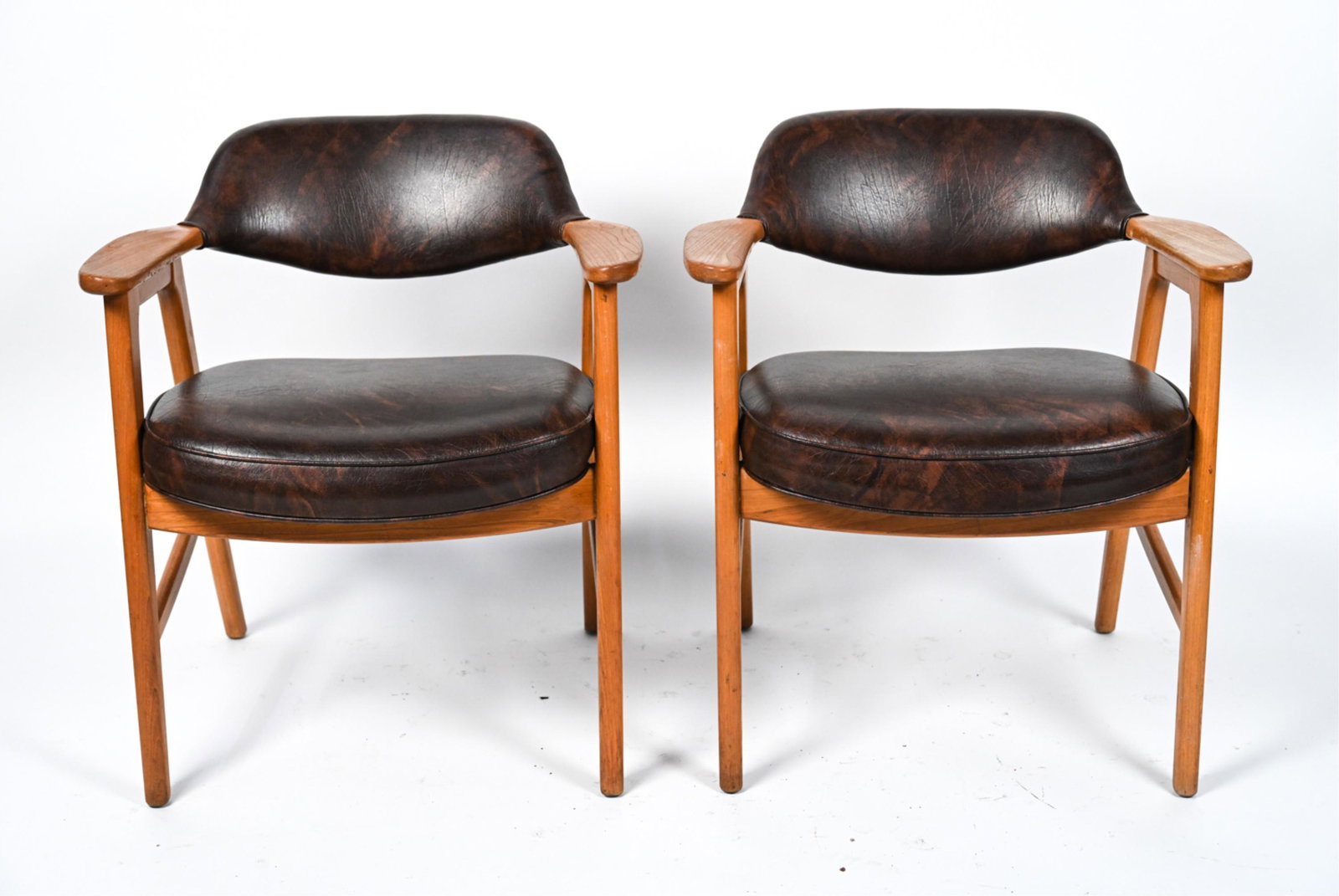 PAIR OF GUNLOCKE TEAK & VINYL ARMCHAIRS (1 of 12)