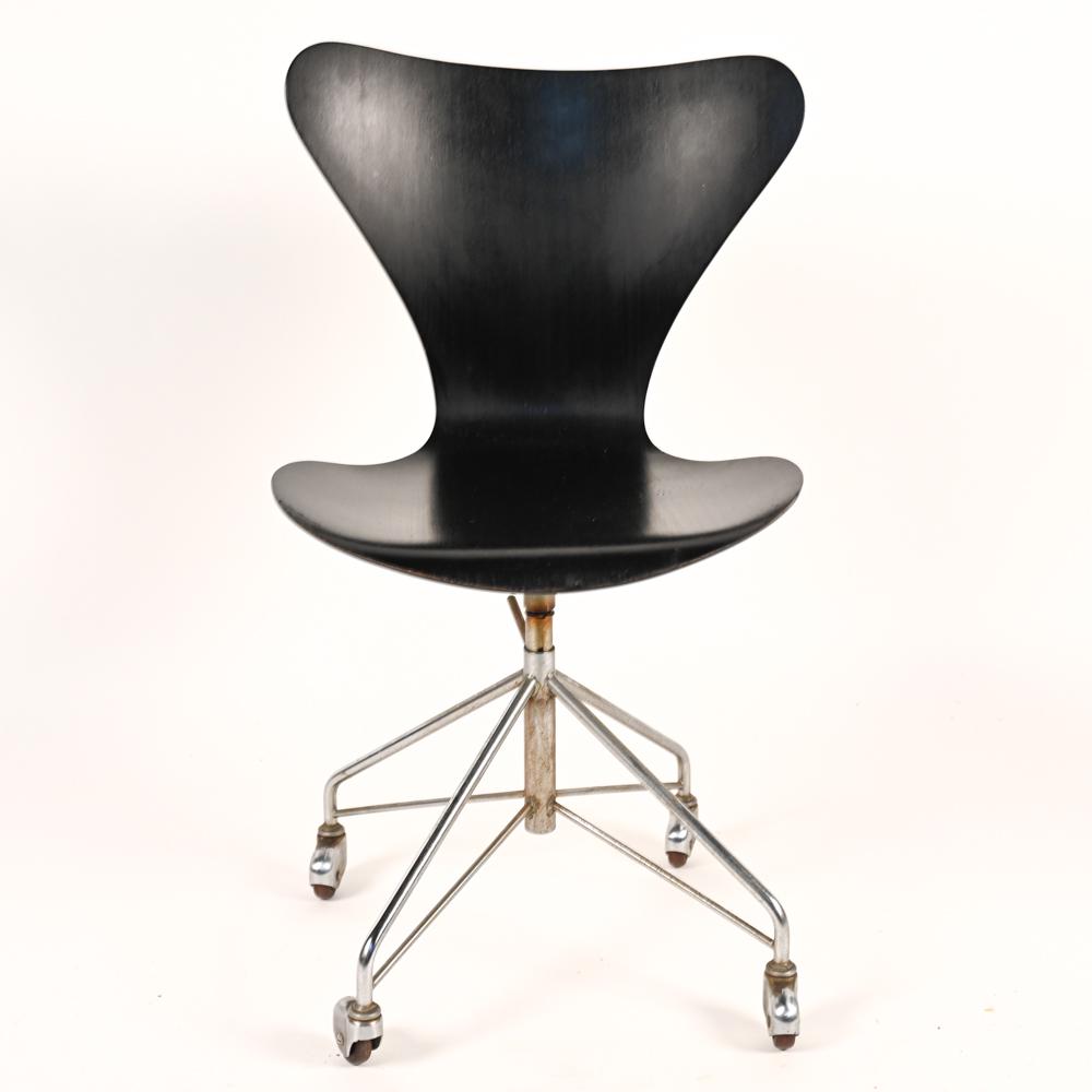 EARLY ARNE JACOBSEN FRITZ HANSEN SERIES 7 CHAIR: Series 7 swivel office chair designed by Arne Jacobsen for Fritz Hansen, c. 1960's. With Fritz Hansen label underneath. Dimensions: H 32.25" x W 17" x D 21.5" x SH 19" Condition: Heavy pitting to base