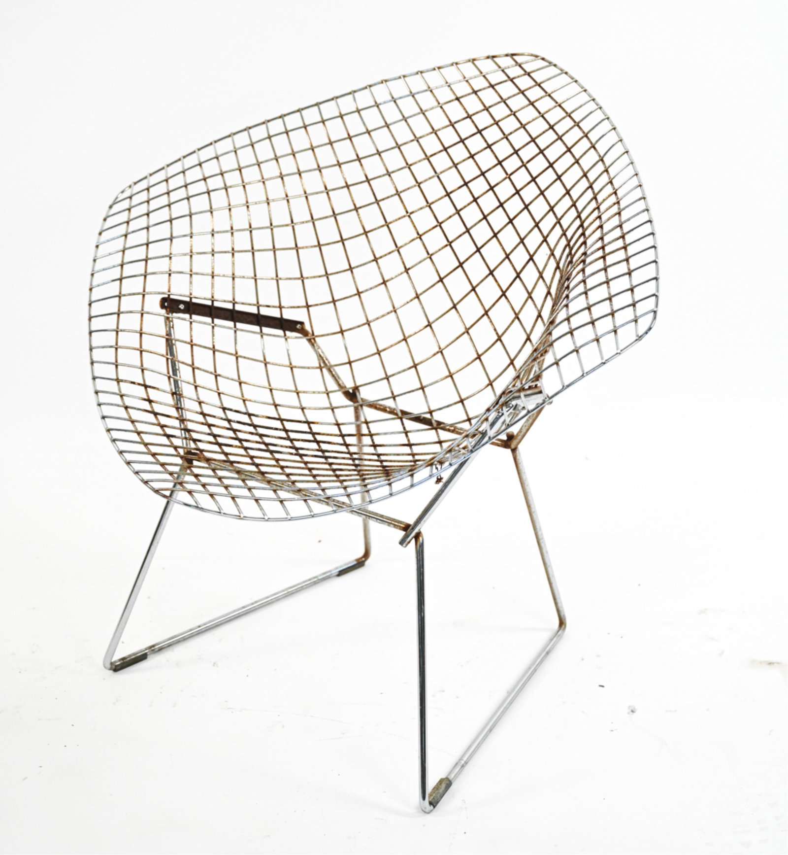 MID-CENTURY HARRY BERTOIA FOR KNOLL DIAMOND CHAIR: Iconic genuine Mid-Century "Diamond" chair designed by Harry Bertoia for Knoll, with chrome finish. Dimensions: H 30.5" x W 33.25" x D 31" x SH 16" Condition: Flaking and losses to chrome finish, rust