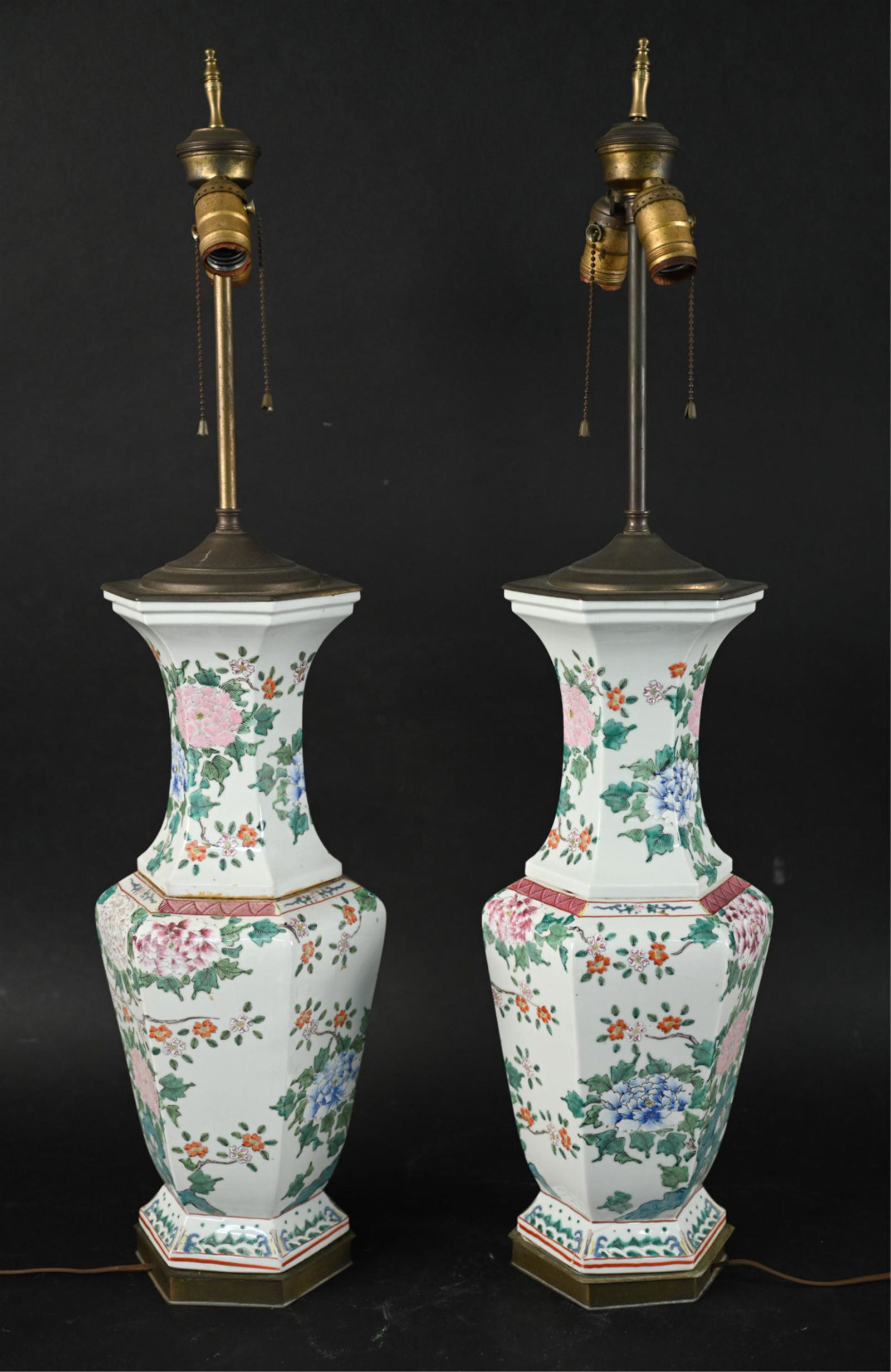 PAIR OF CHINOISERIE PORCELAIN TABLE LAMPS (1 of 16)