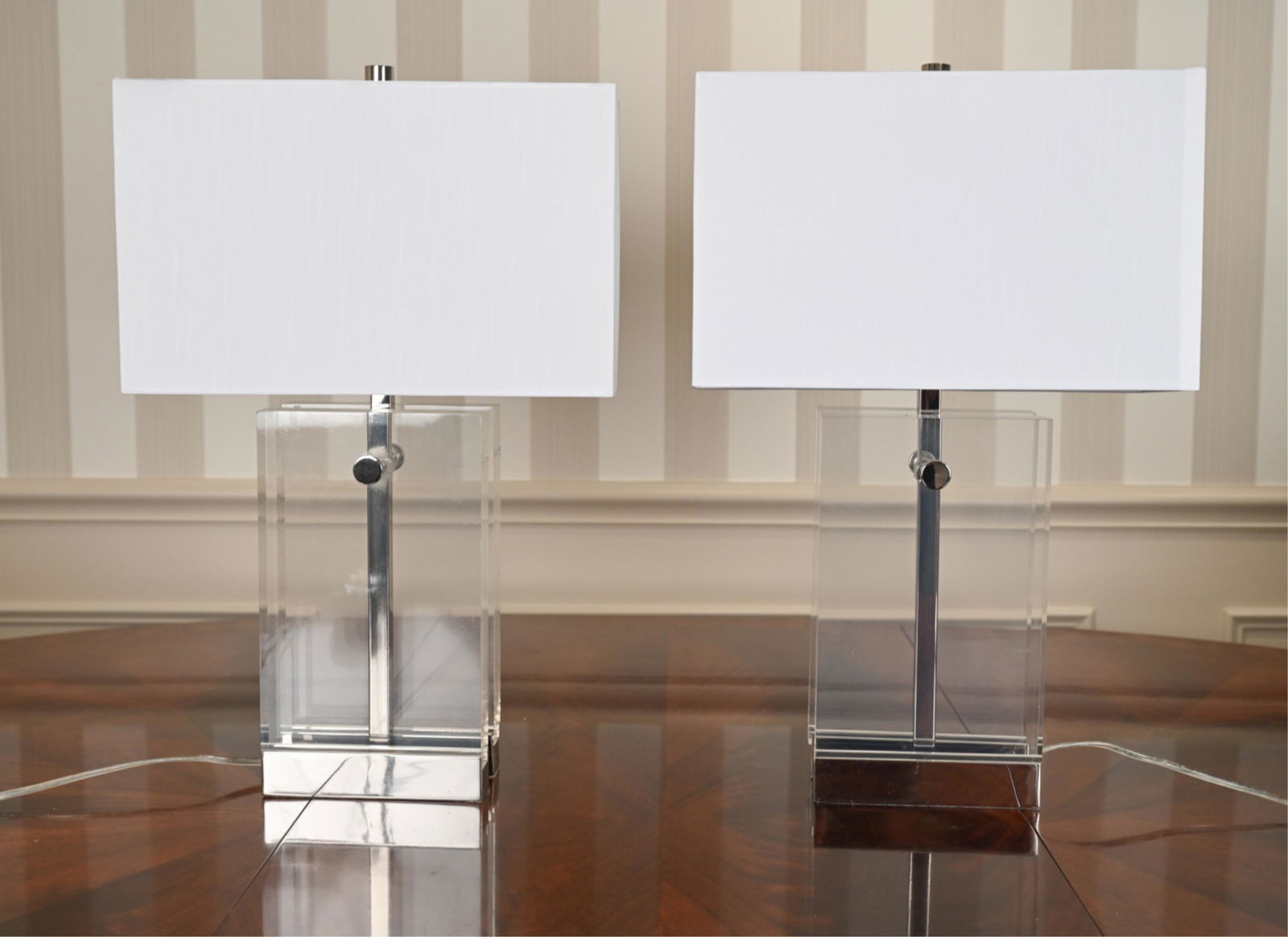 PAIR OF CONTEMPORARY LUCITE & CHROME TABLE LAMPS. (1 of 12)