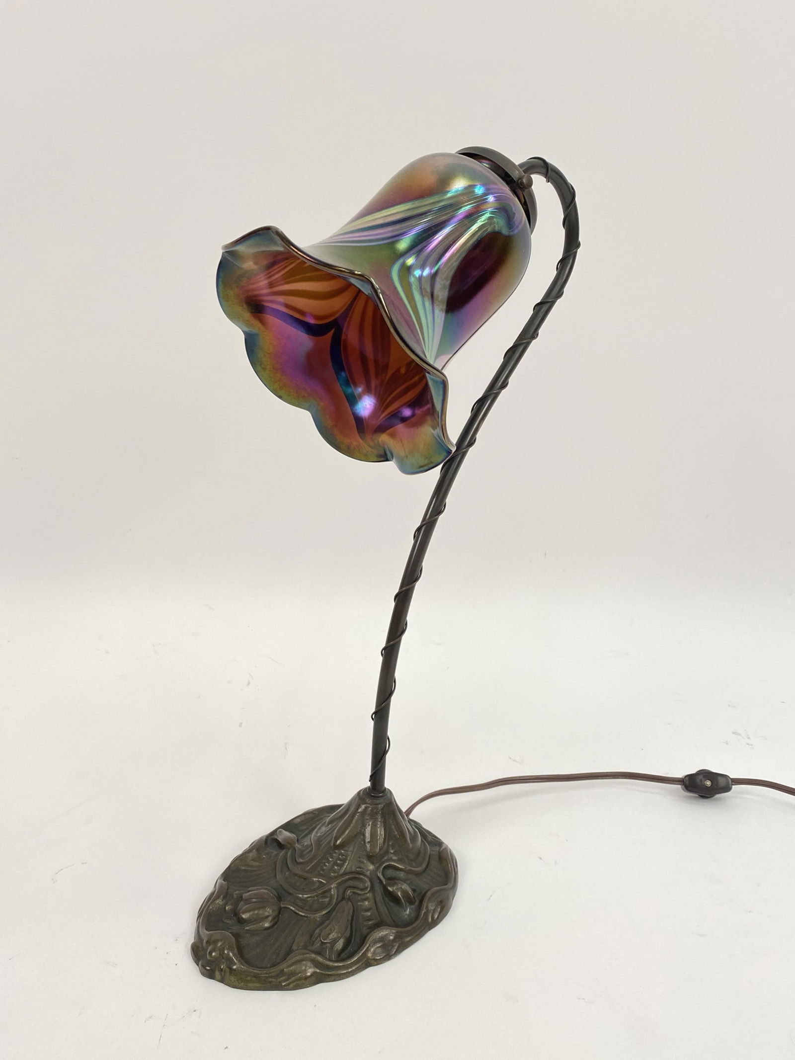 CONTEMPORARY TIFFANY-STYLE TABLE LAMP (1 of 13)