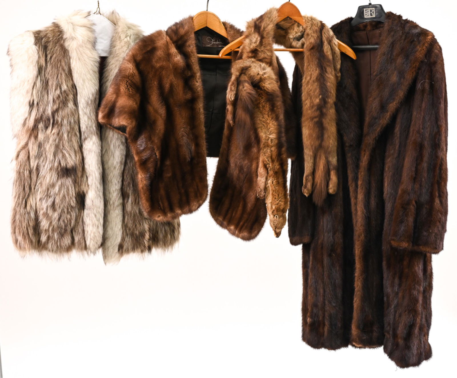 GROUPING OF VINTAGE FURS (1 of 17)