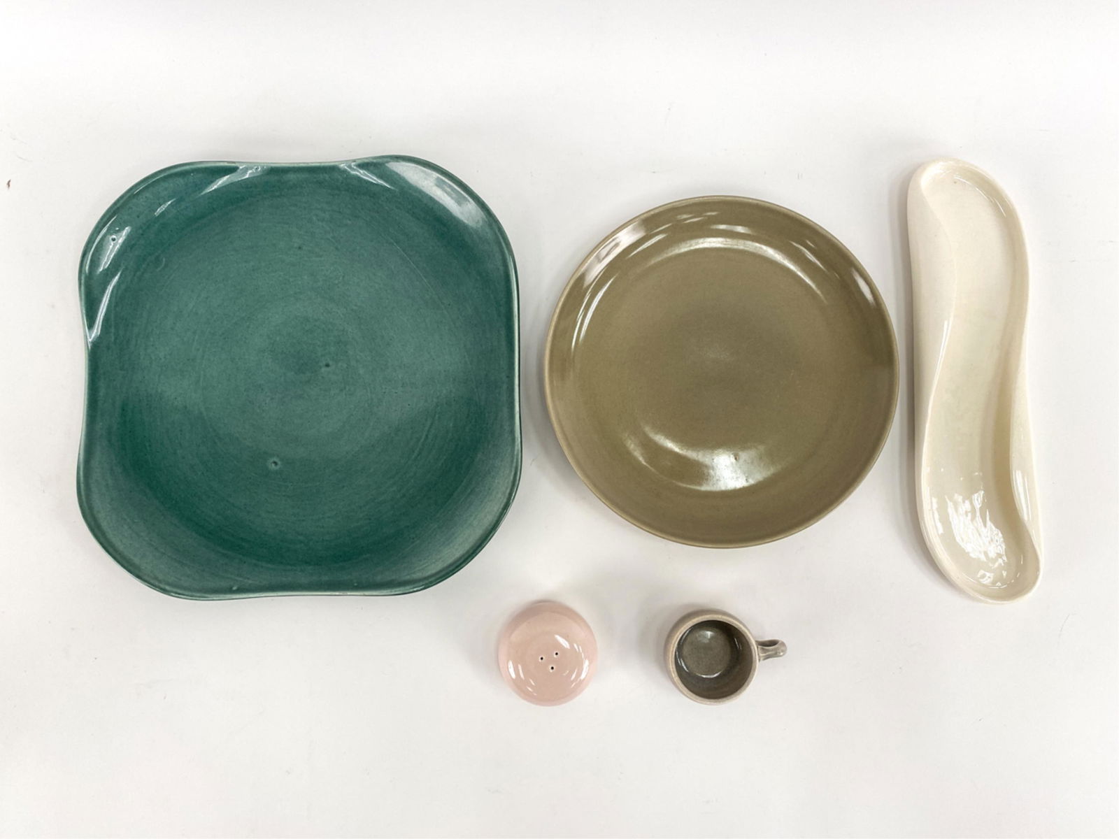 RUSSEL WRIGHT AMERICAN MODERN & IROQUOIS GROUPING: Grouping of Mid-Century Modern Russel Wright dinnerware. Coveted celery dish in white, seafoam color chop plate & granite grey demitasse cup are all from Russel Wright's American Modern Line. Oyster g