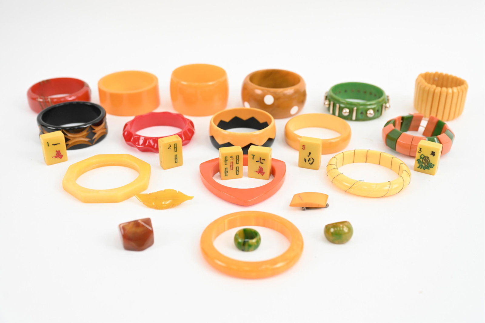 GROUPING OF BAKELITE JEWELRY (1 of 17)
