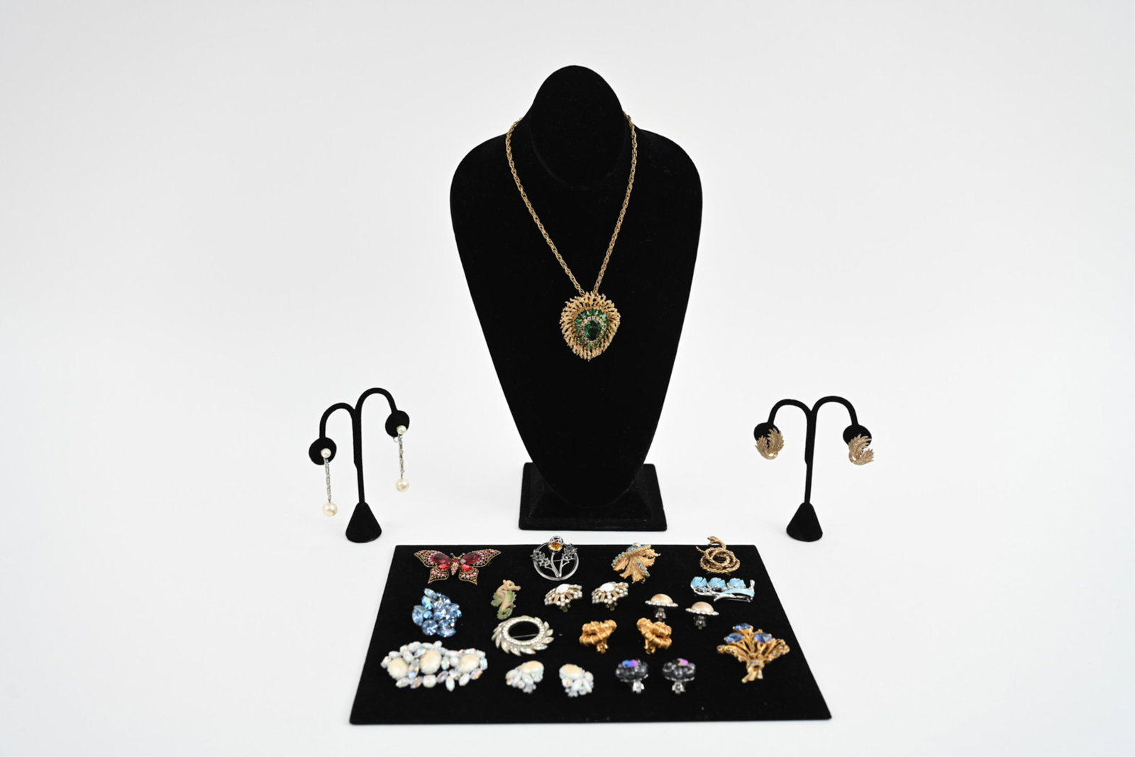 SIGNED VINTAGE COSTUME JEWELRY GROUPING (1 of 19)