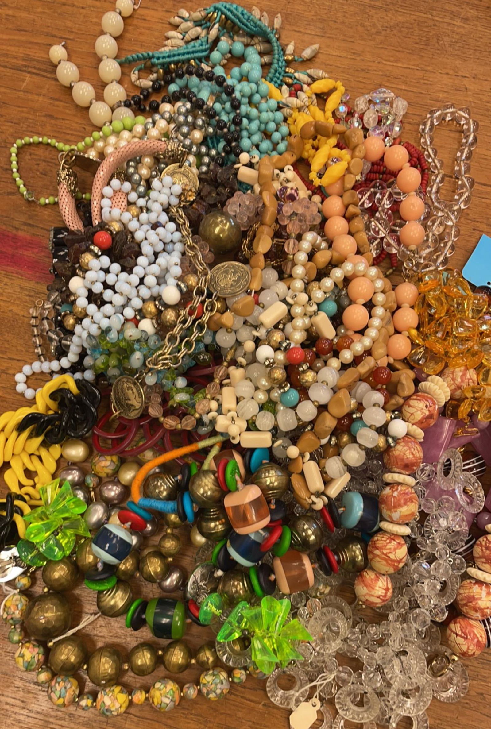 VINTAGE COSTUME JEWELRY GROUPING (1 of 12)