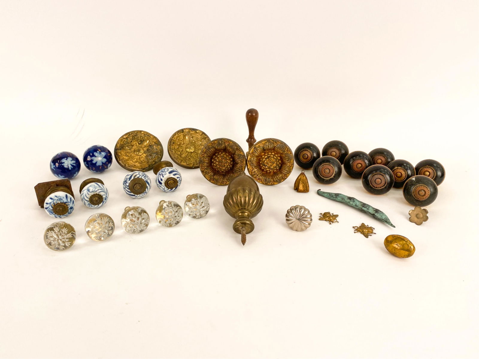 GROUPING OF VINTAGE KNOBS, HANDLES, TIE BACKS, ETC (1 of 9)