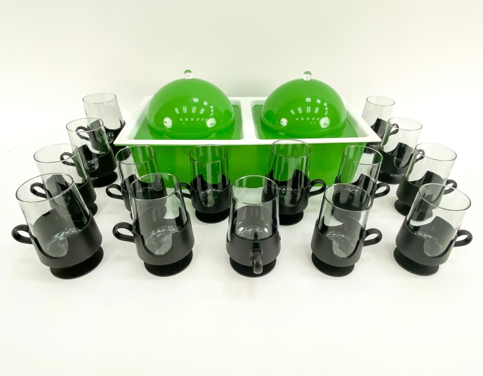 70S SPACE-AGE PLASTIC FOOD SERVER & MUGS (1 of 11)