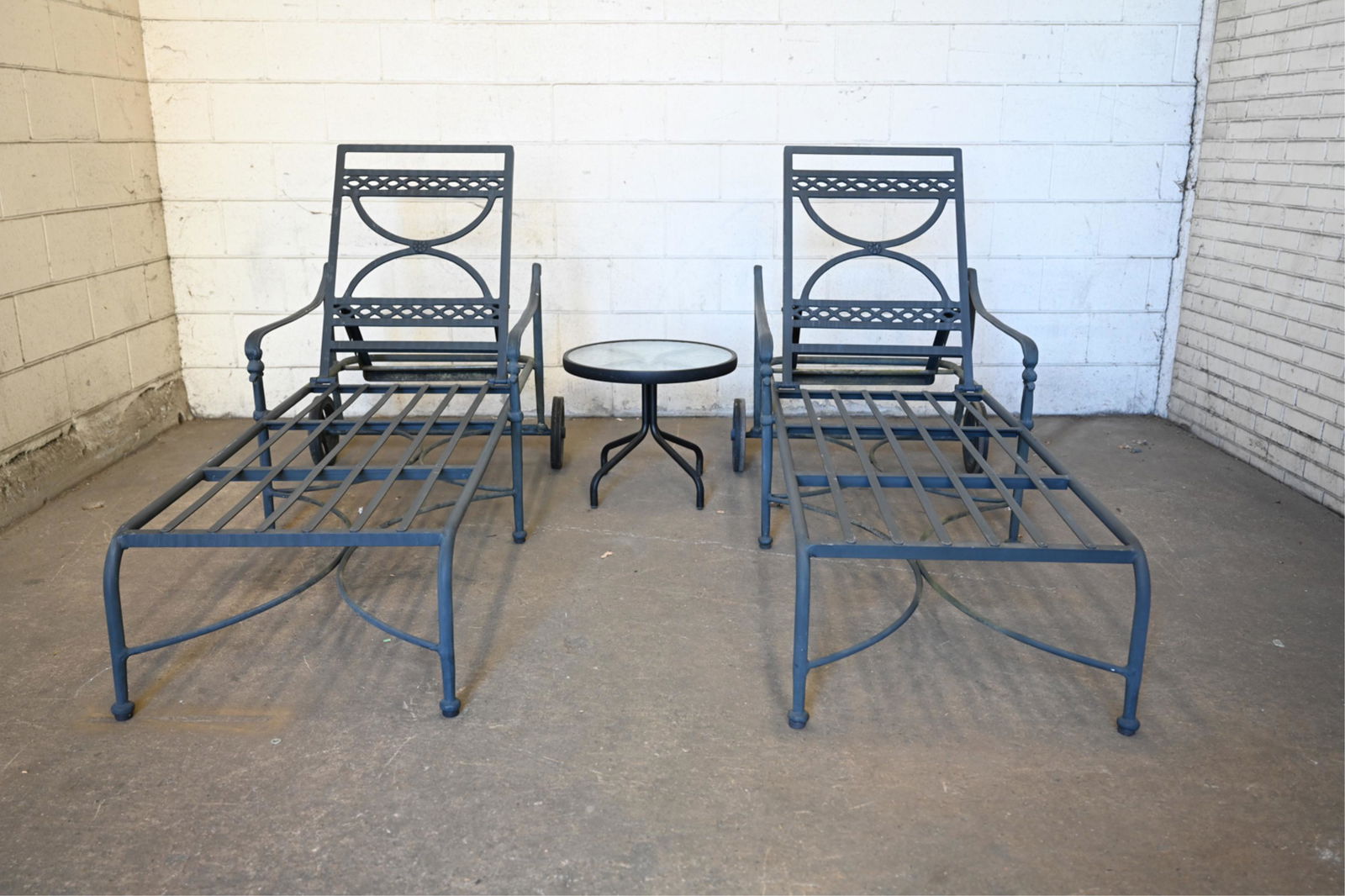 PAIR OF CHAISE LOUNGE CHAIRS & SIDE TABLE (1 of 20)