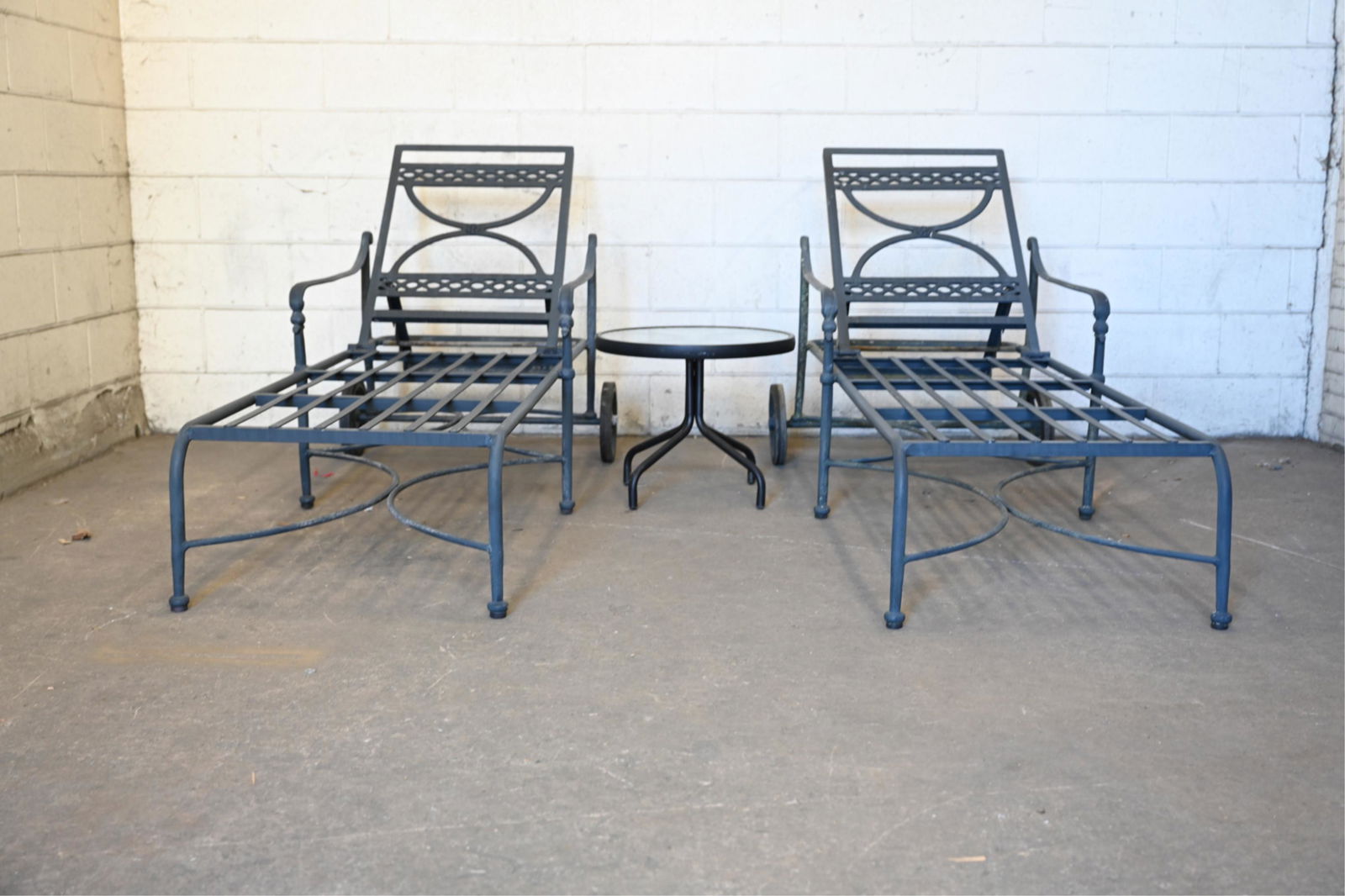 PAIR OF CHAISE LOUNGE CHAIRS & SIDE TABLE (1 of 13)