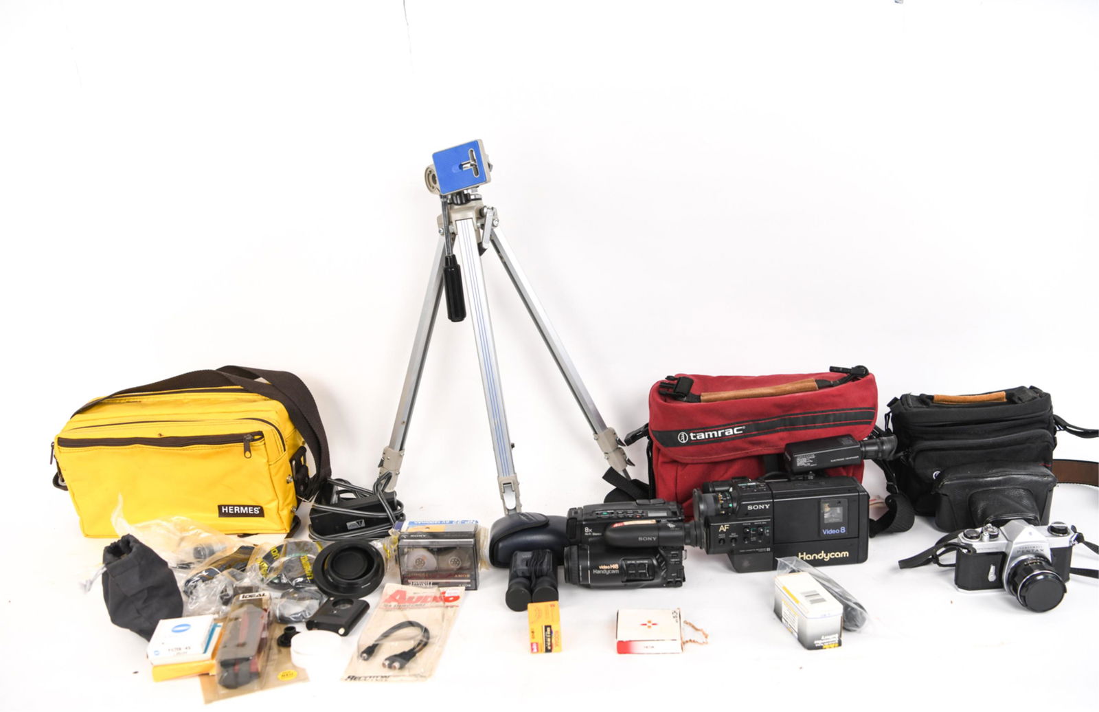 VINTAGE CAMERA GROUPING (1 of 20)