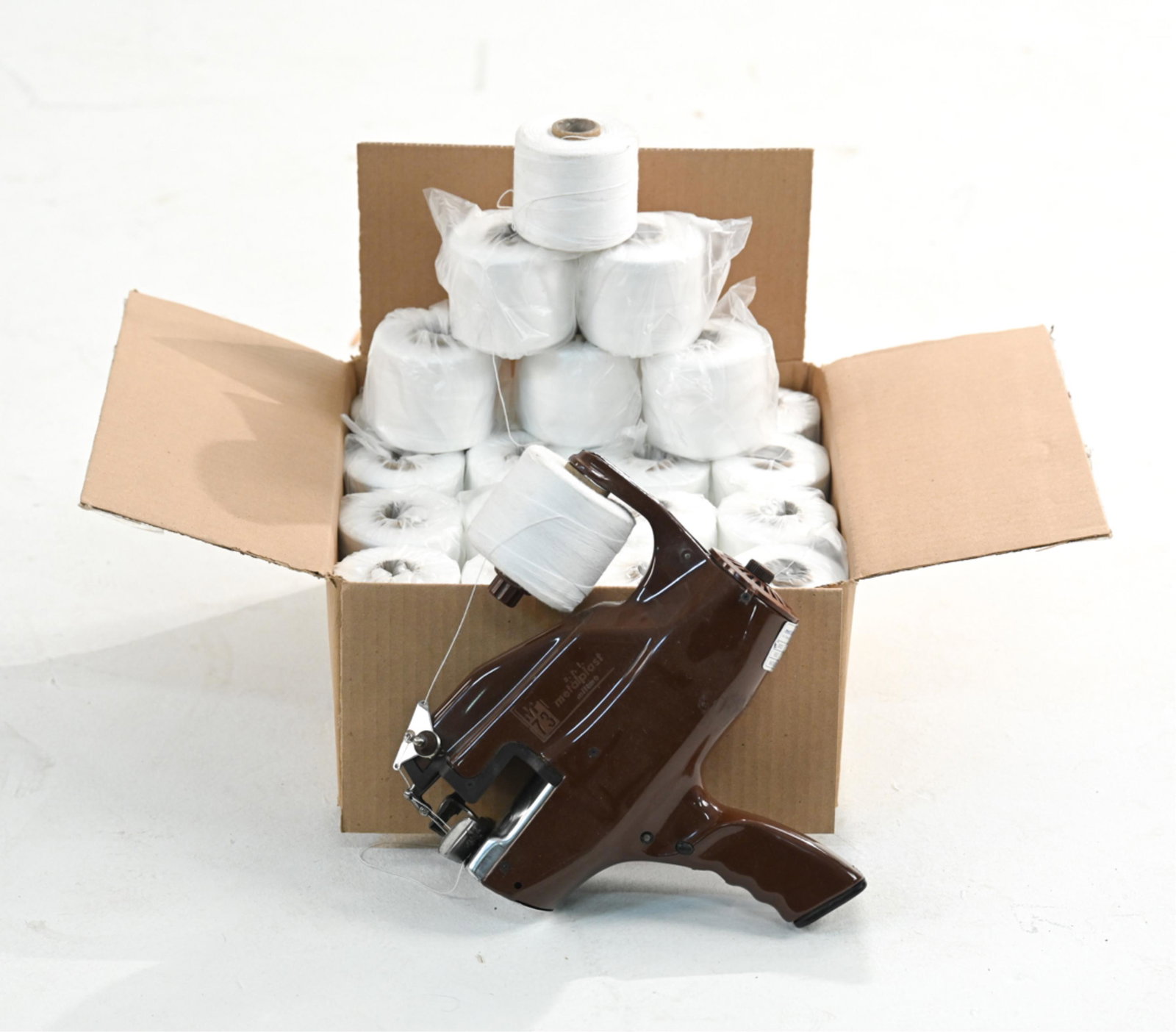 METALPLAST MP73 HANDHELD SEWING MACHINE W/ THREAD (1 of 8)