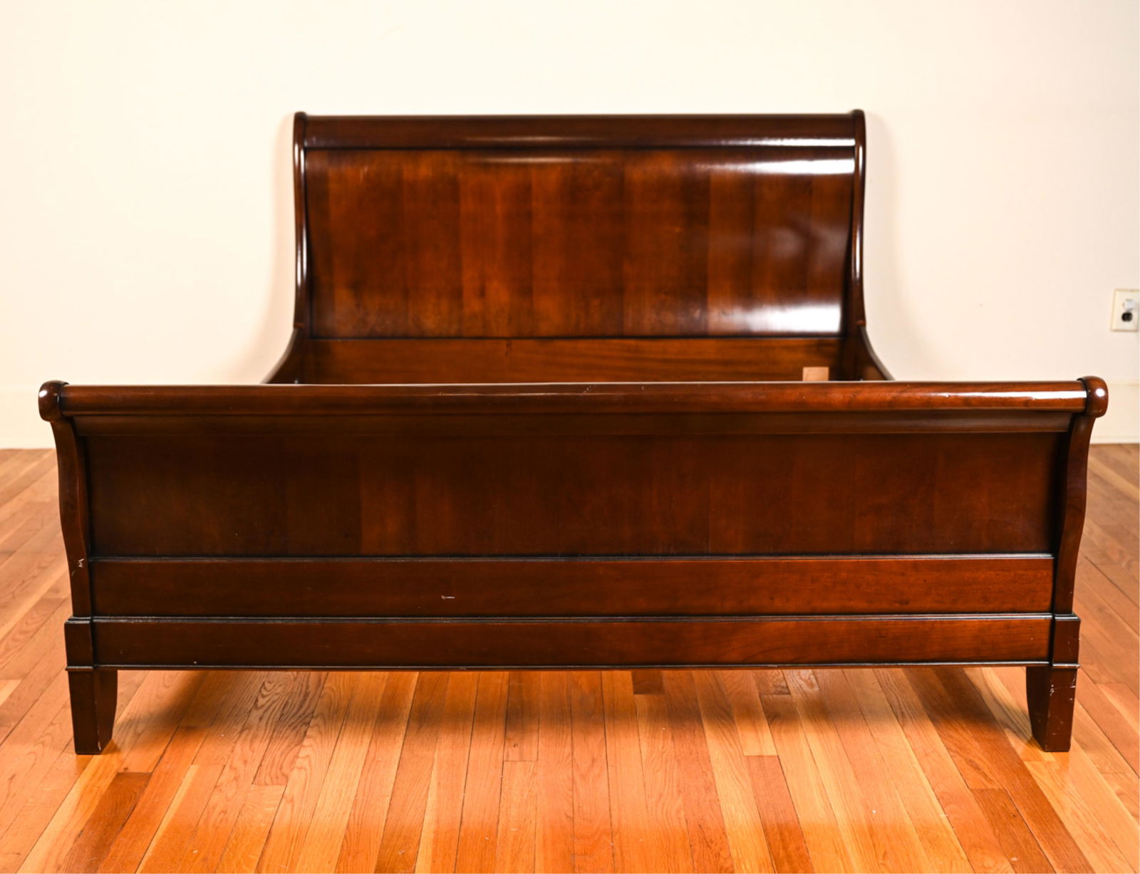 CONTEMPORARY GRANGE FULL SIZE SLEIGH BED (1 of 7)