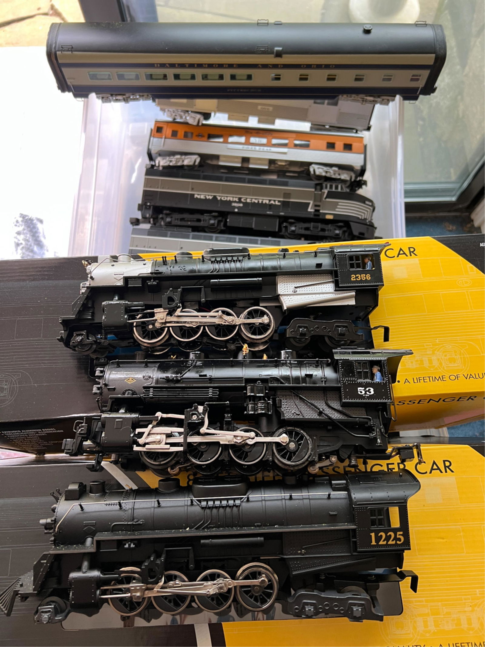 LARGE GROUPING OF LIONEL TRAINS AND TRACKS (1 of 14)