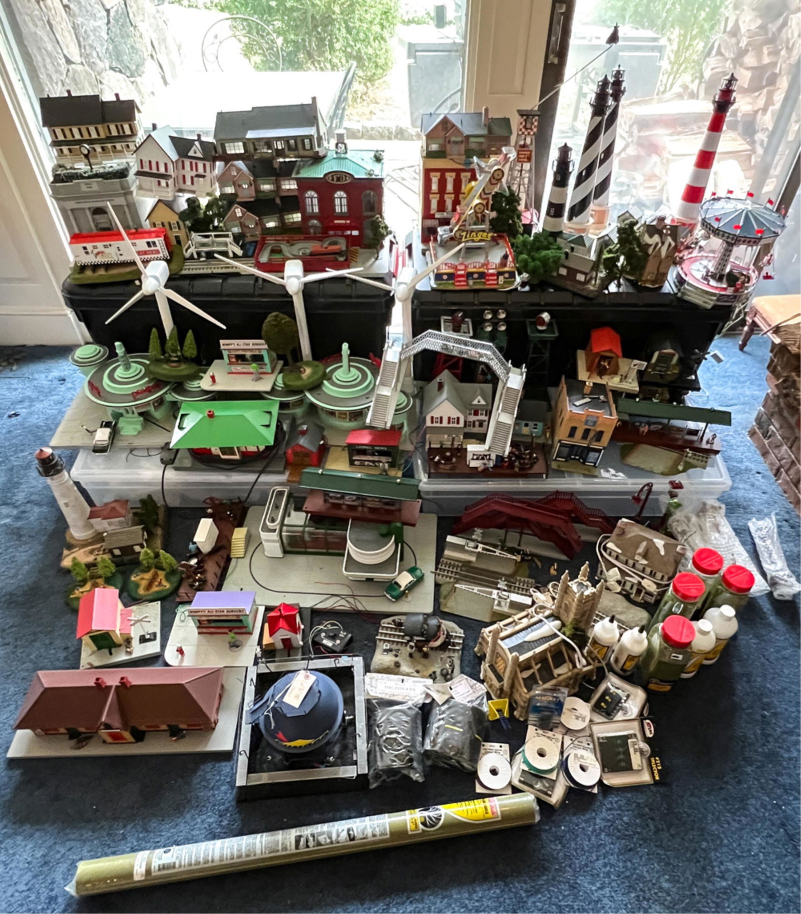 LARGE GROUPING OF LIONAL TRAIN ACCESSORIES (1 of 10)